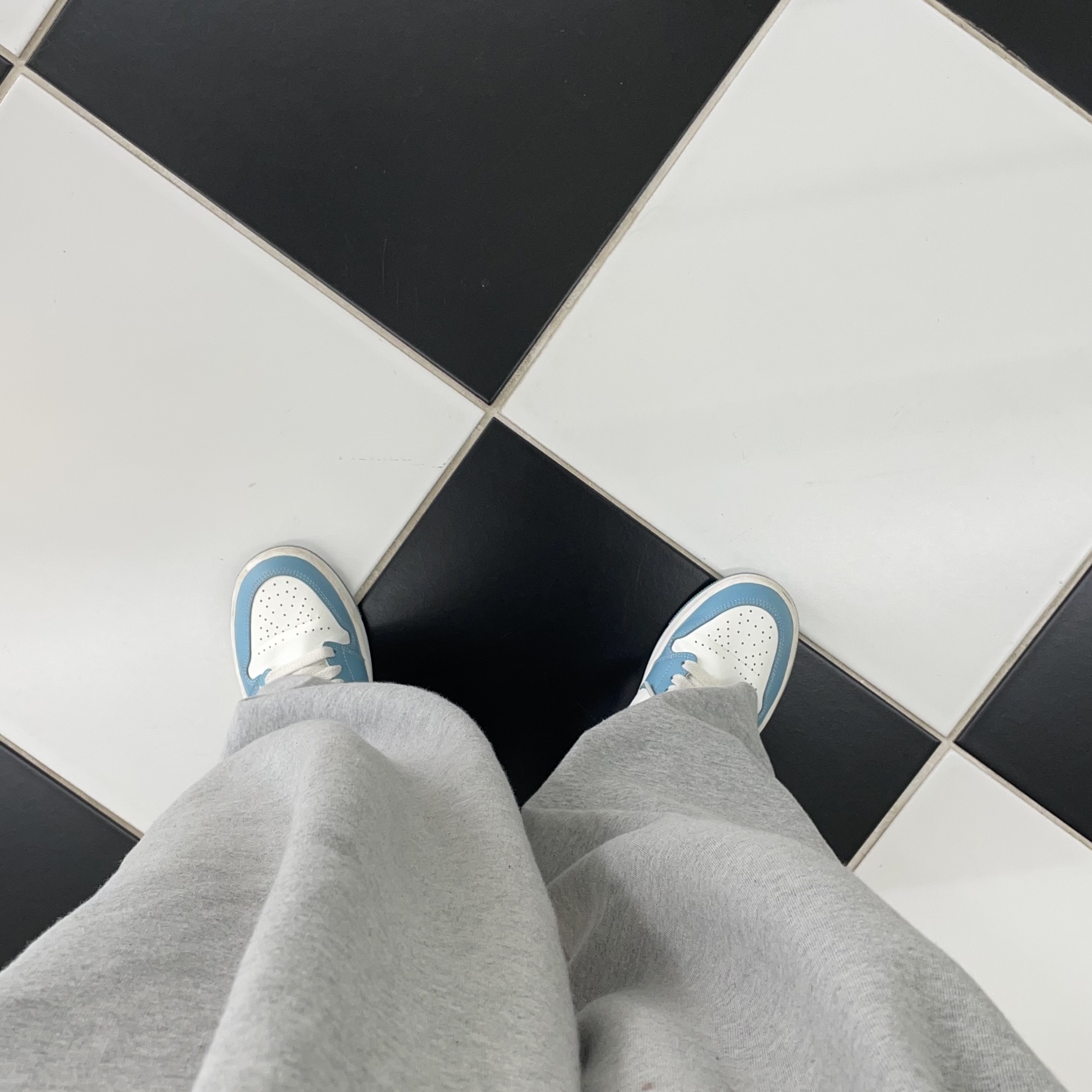 (W) Jordan 1 Mid Sail and Worn Blue 착용 스타일 - 3