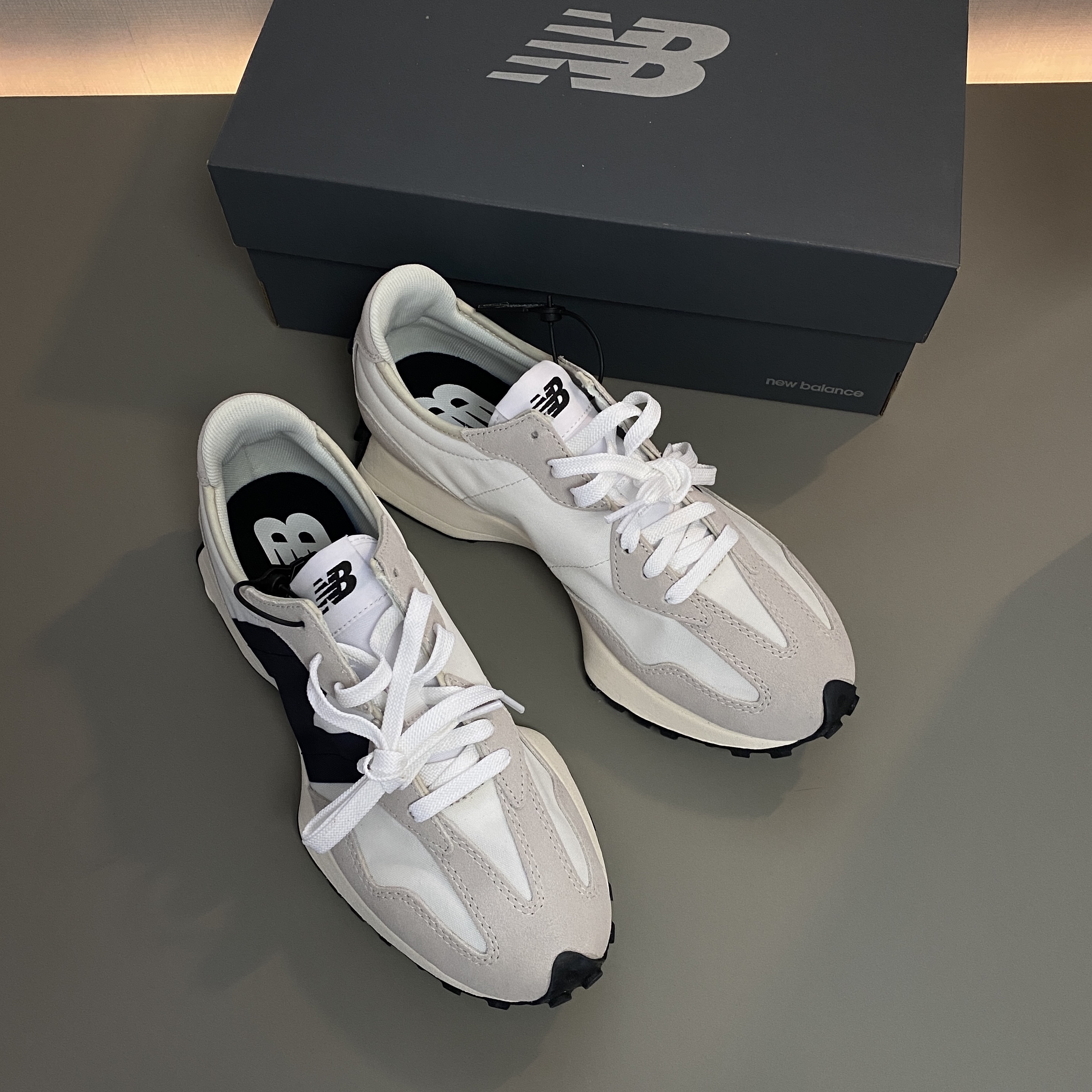 New Balance 327 White Black 착용 스타일 - 3