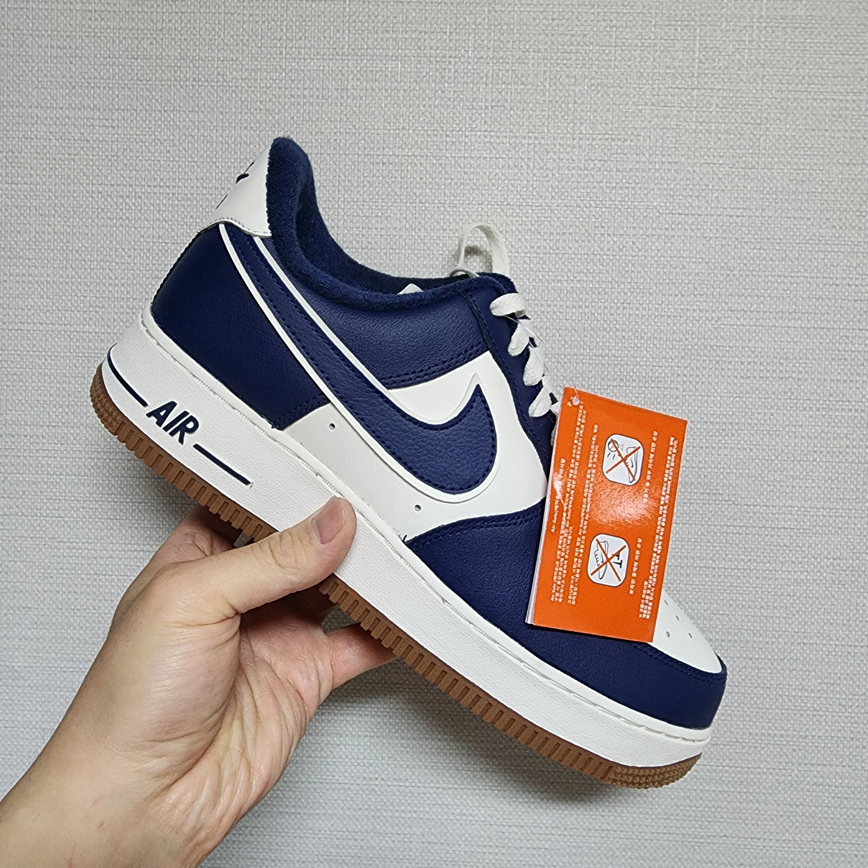 Nike Air Force 1 '07 LV8 Midnight Navy 착용 스타일