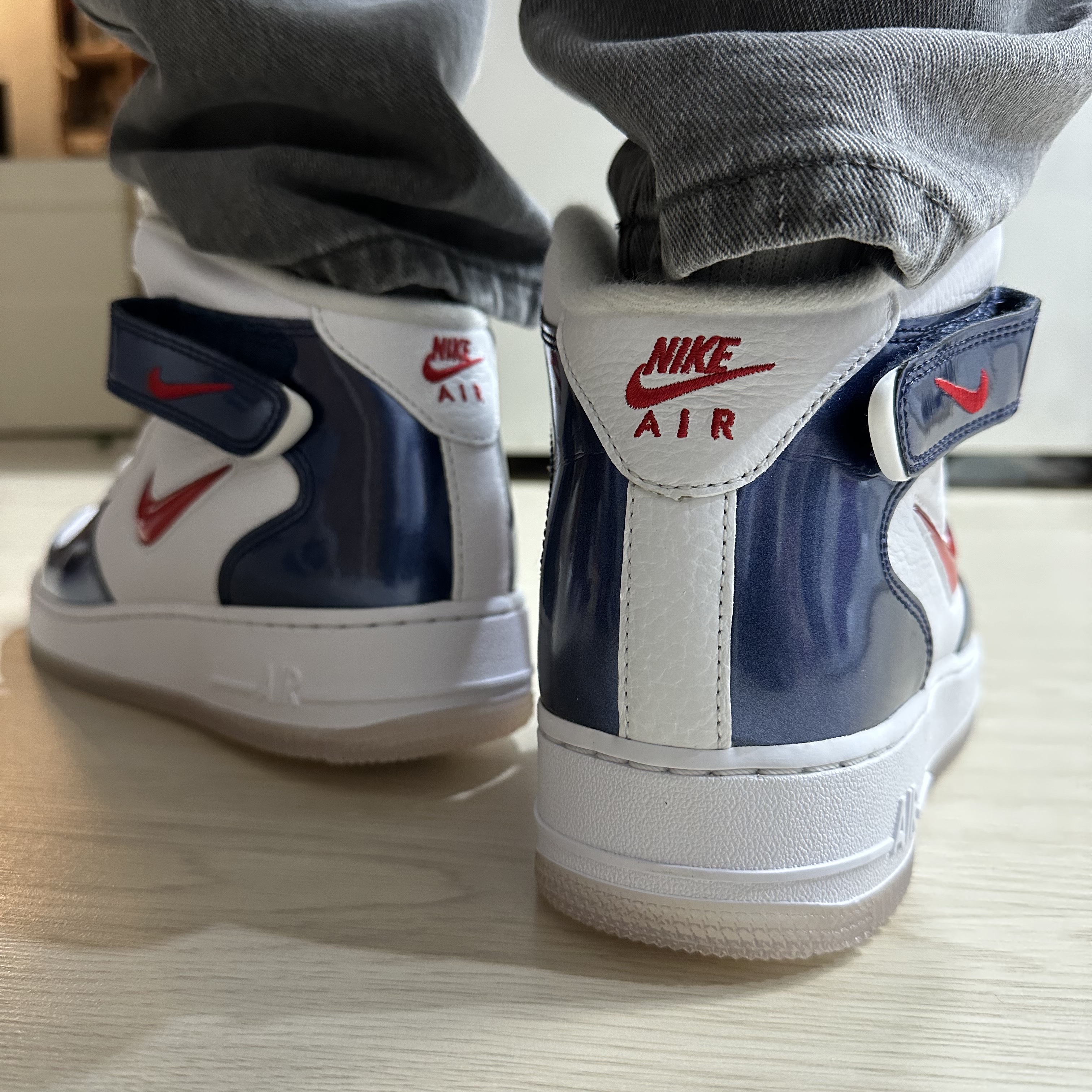 Nike Air Force 1 Mid QS University Red and Midnight Navy 착용 스타일 - 2