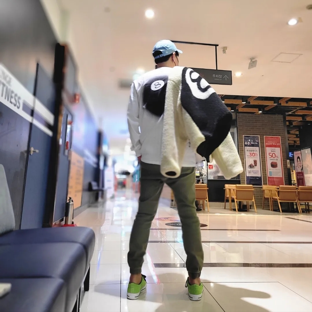 Stussy 8 Ball Sherpa Jacket Natural, Converse x Stussy One Star Pro Ox 8 Ball Green 착용 스타일 - 1