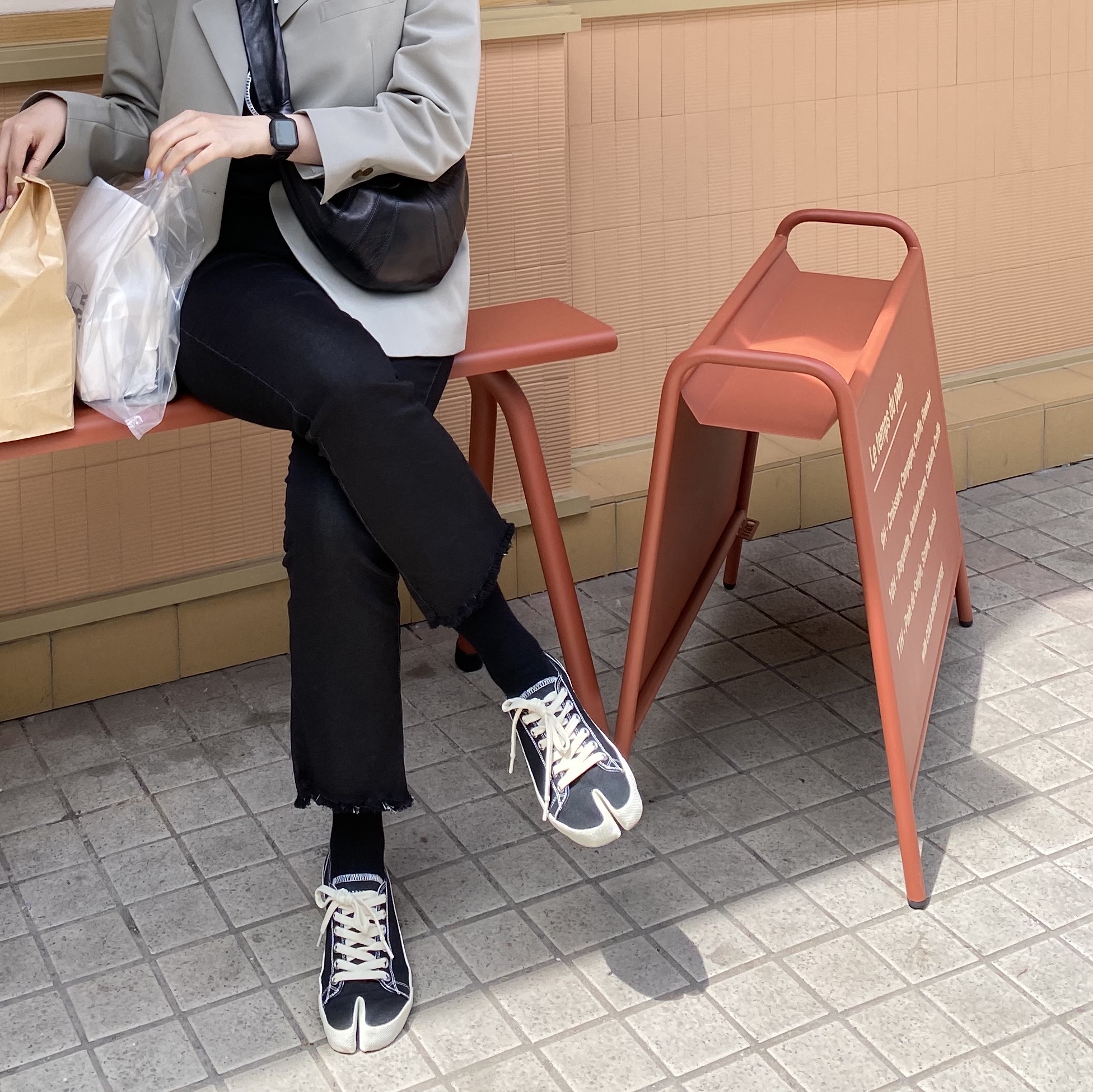 Maison Margiela Tabi Low Black, Lemaire Small Croissant Bag Soft Nappa Leather Black 착용 스타일