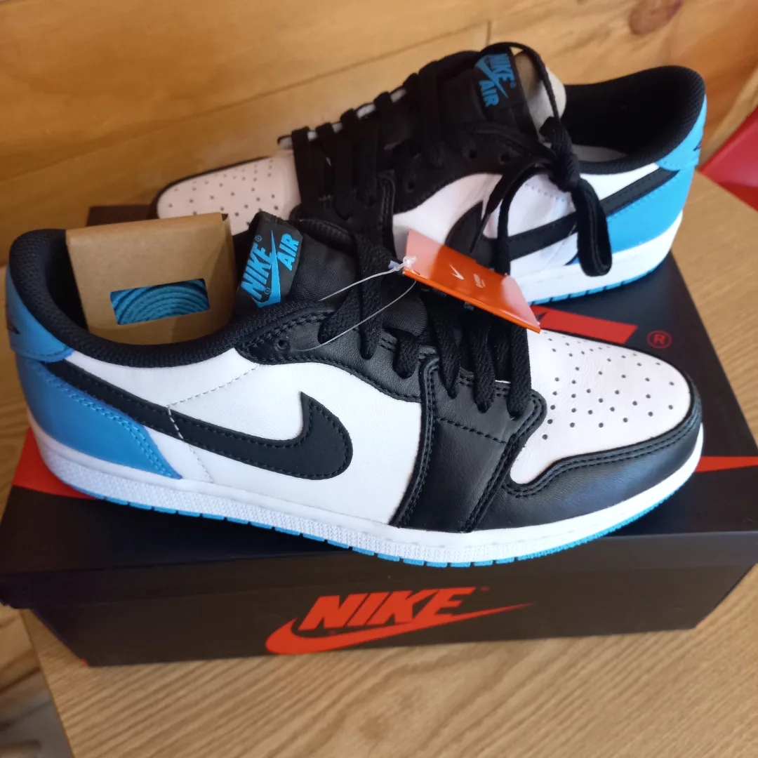 Jordan 1 Retro Low OG Black and Dark Powder Blue, Nike x Off-White Air Force 1 Mid SP Black 착용 스타일 - 1