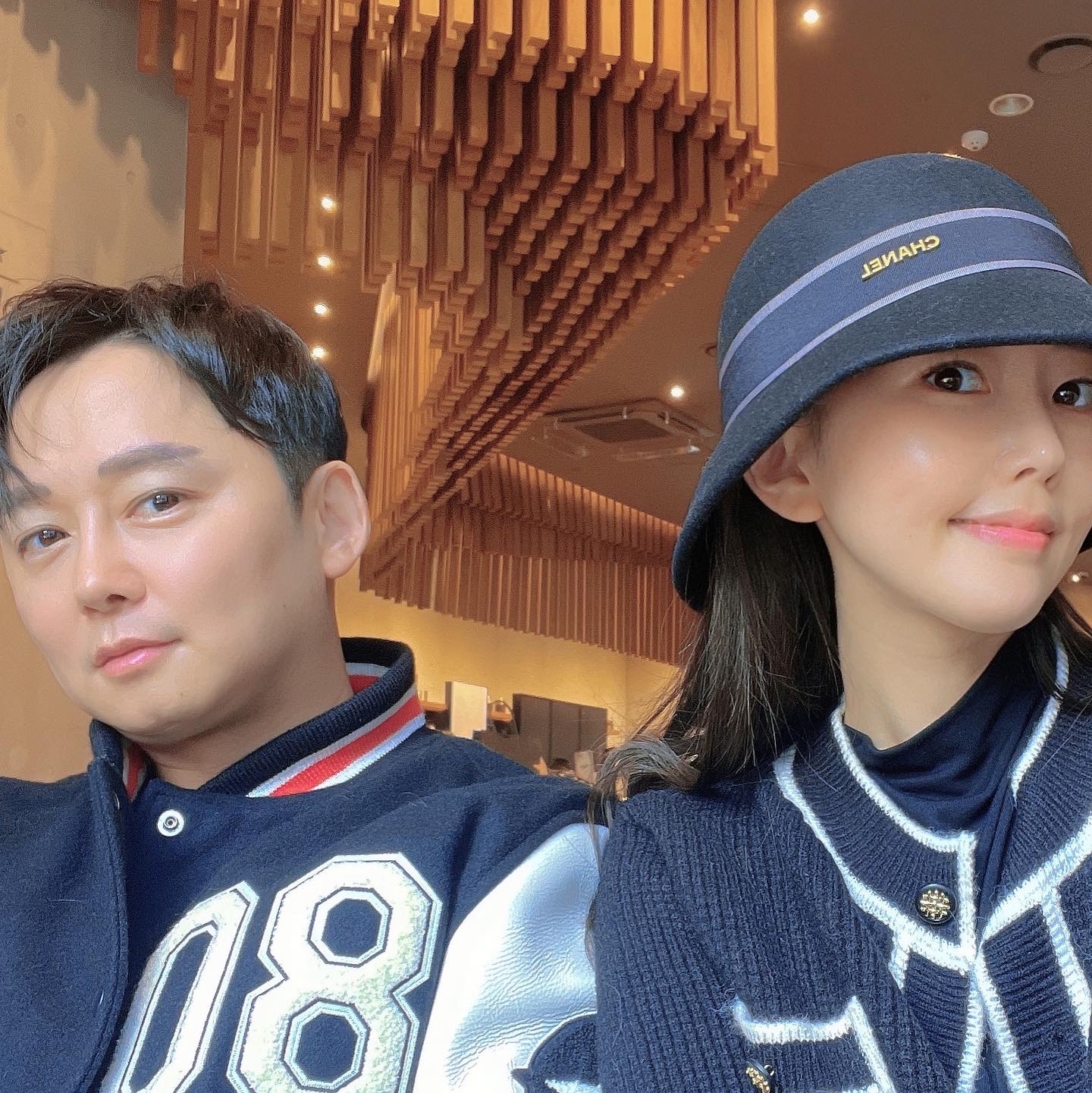 Stussy x Our Legacy x Denim Tears TTL Varsity Jacket Black, Supreme x Tiffany & Co. Box Logo T-Shirt White - 21FW 착용 스타일 - 2