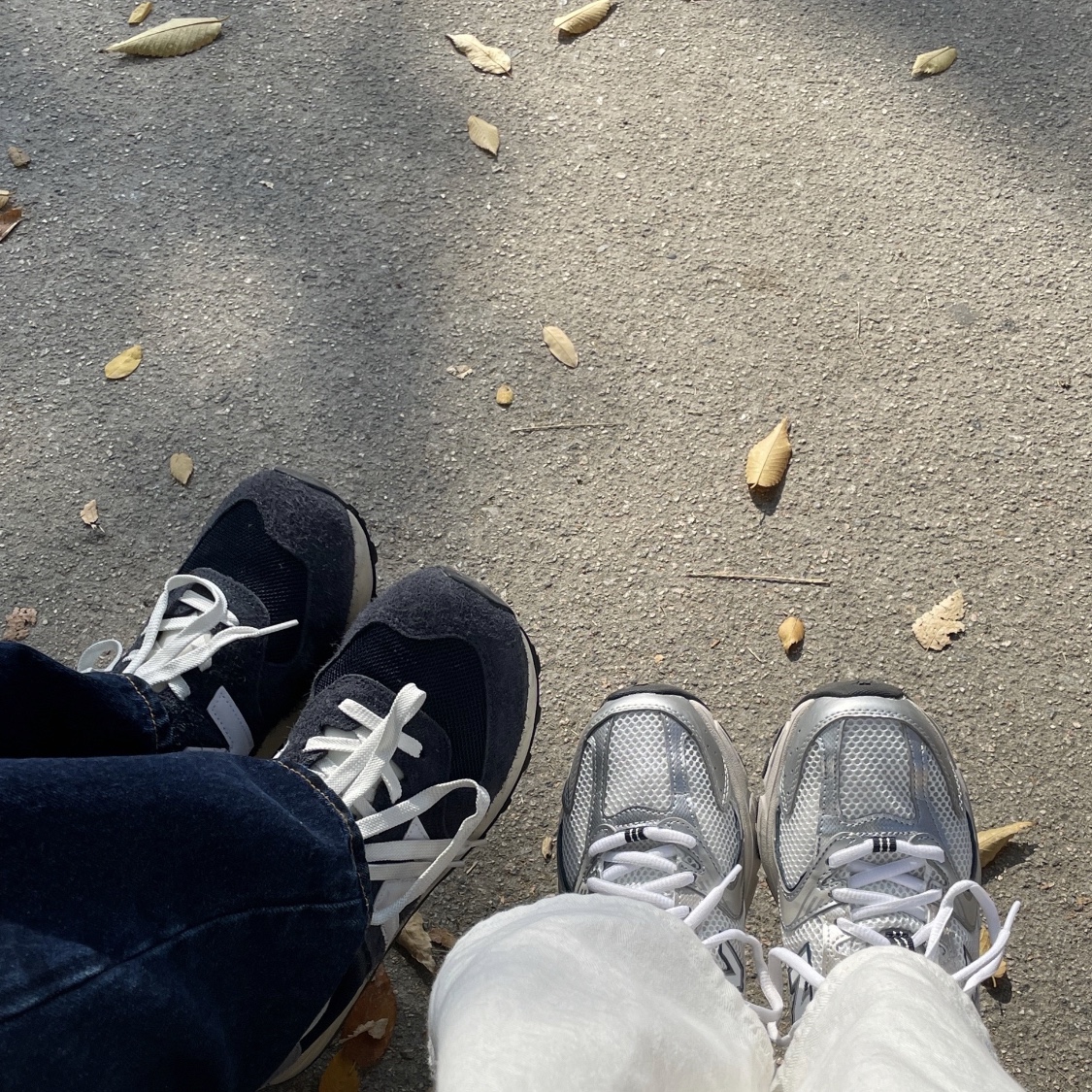 New Balance 574 Heritage Navy, New Balance 530 Steel Grey 착용 스타일