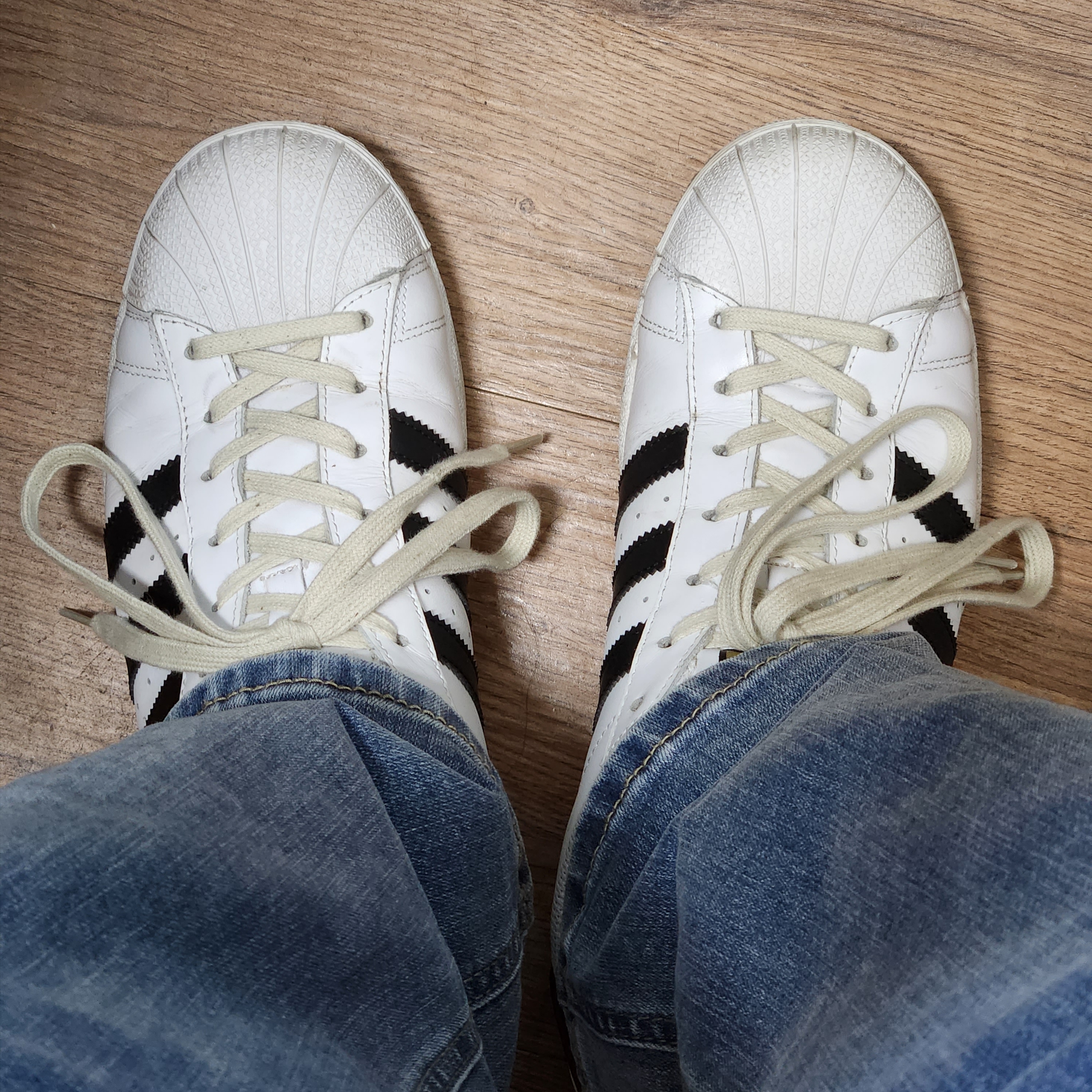 Adidas Superstar White Black 착용 스타일