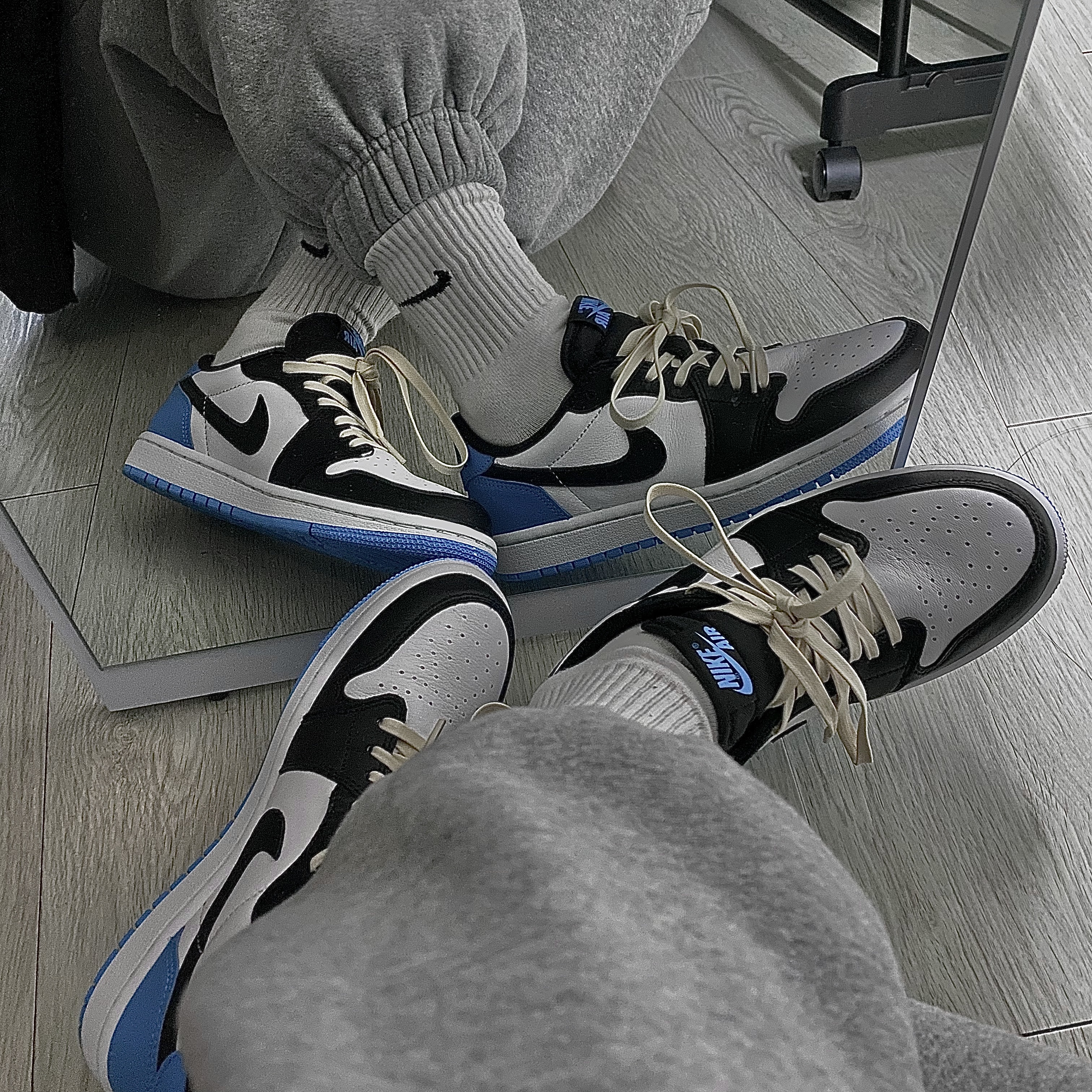 Jordan 1 Retro Low OG Black and Dark Powder Blue 착용 스타일 - 1