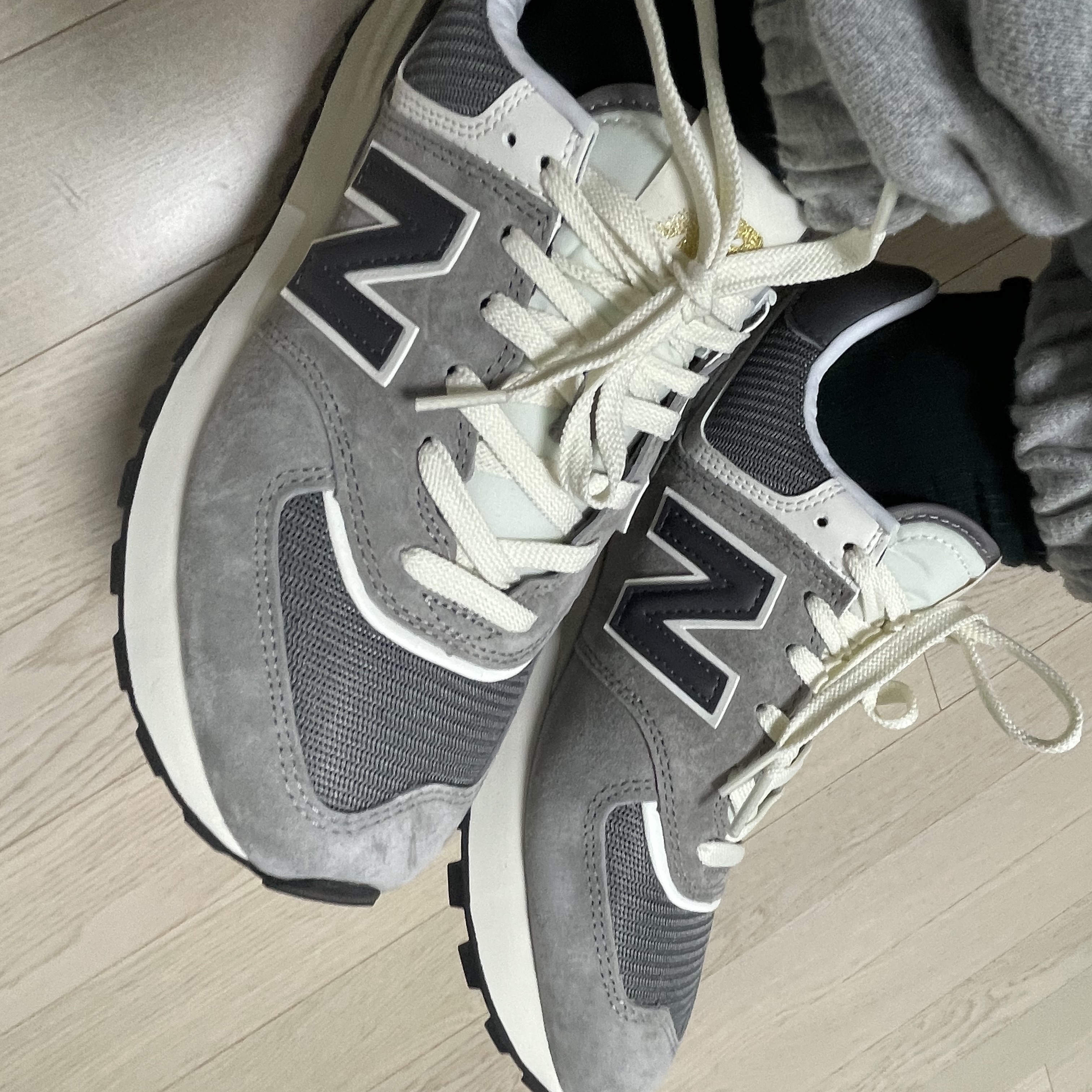 New Balance 574 Legacy Grey 착용 스타일 - 1