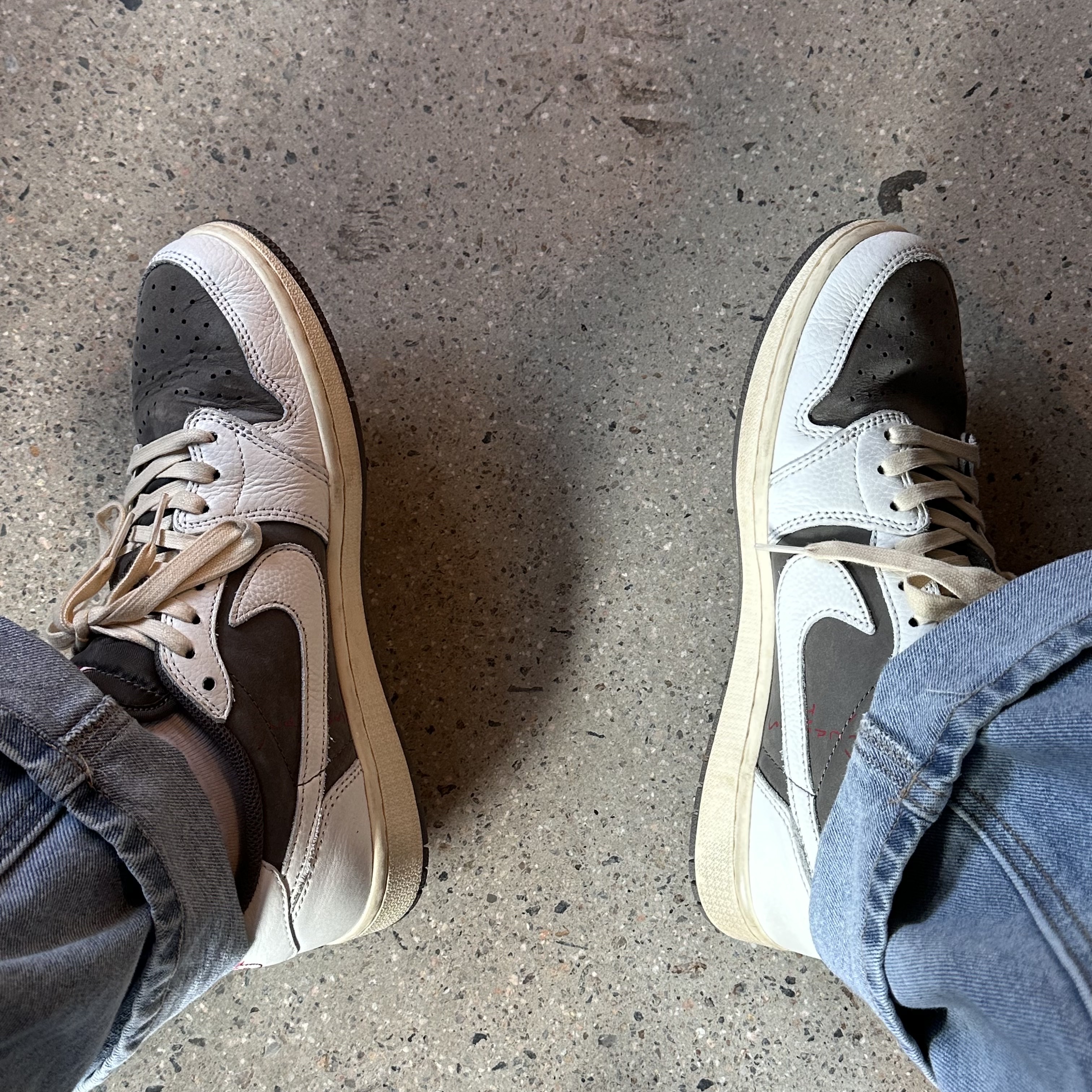 Jordan 1 x Travis Scott Retro Low OG SP Sail and Ridgerock 착용 스타일