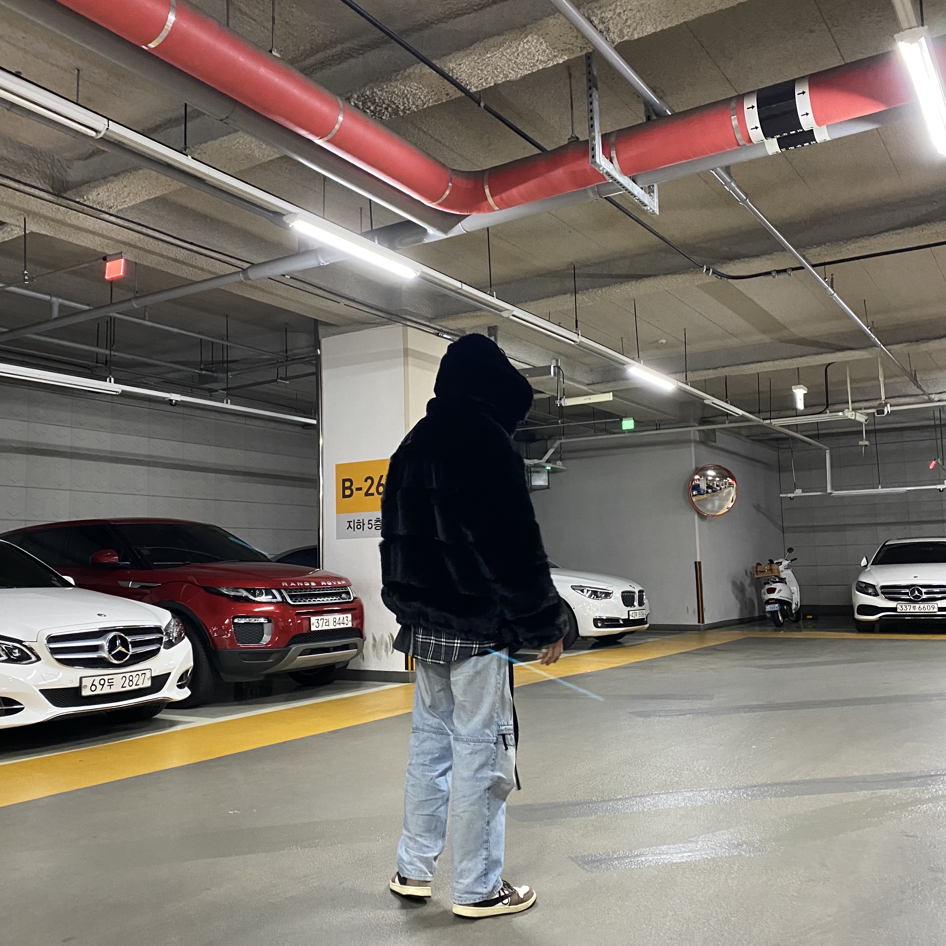 Jordan 1 x Travis Scott Retro High OG SP Mocha, Supreme x WTAPS Faux Fur Hooded Jacket Black - 21FW 착용 스타일