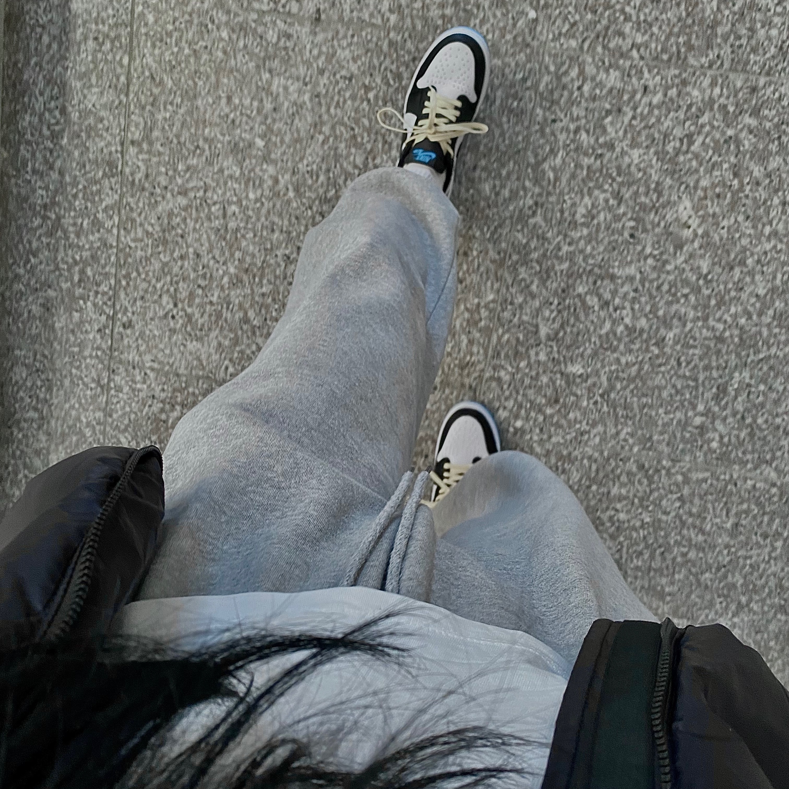 Jordan 1 Retro Low OG Black and Dark Powder Blue 착용 스타일 - 2