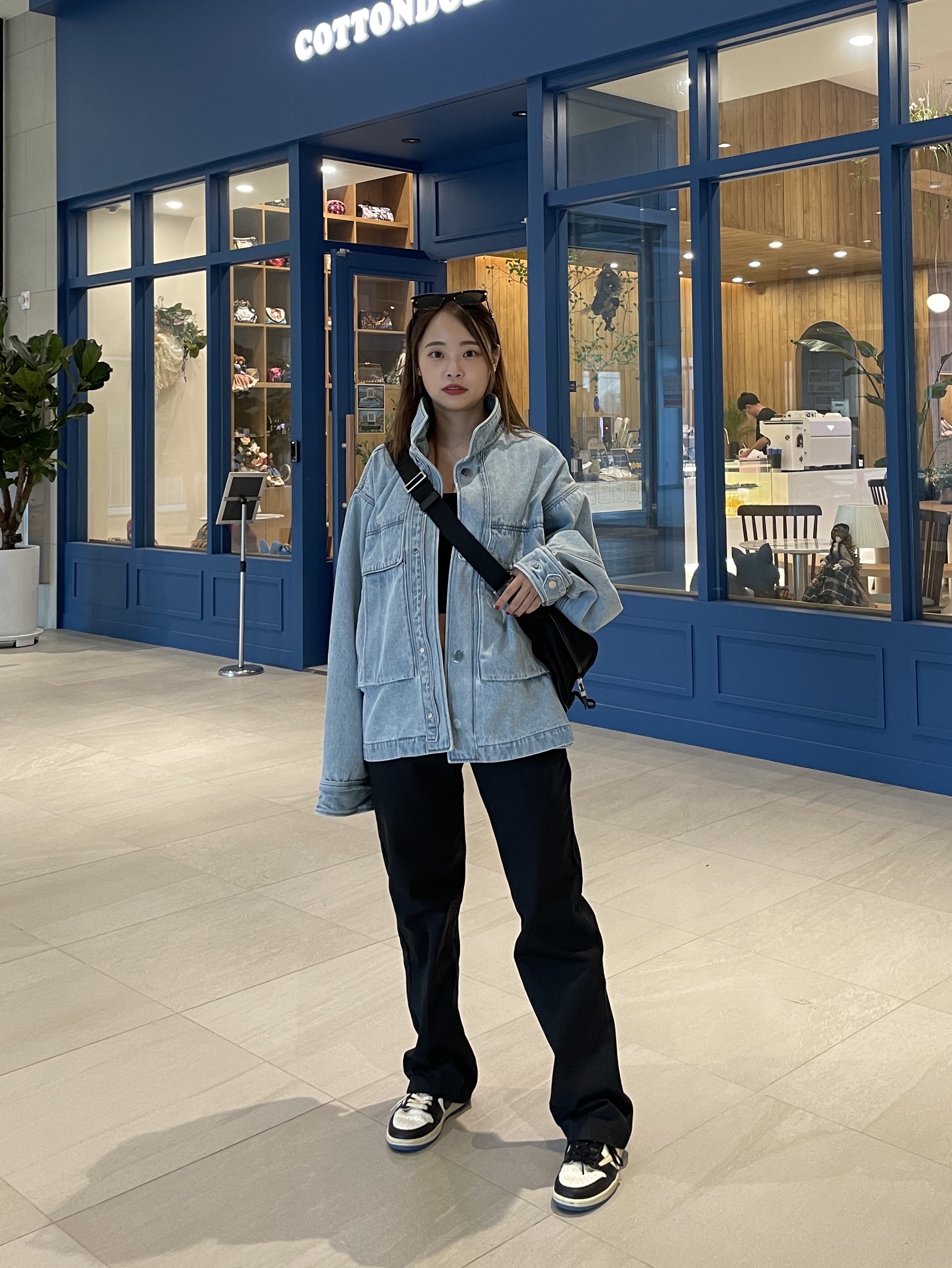 Jordan 1 x Travis Scott x Fragment Retro Low OG SP Military Blue, Prada Re-Nylon and Saffiano Leather Shoulder Bag Black 착용 스타일 - 2