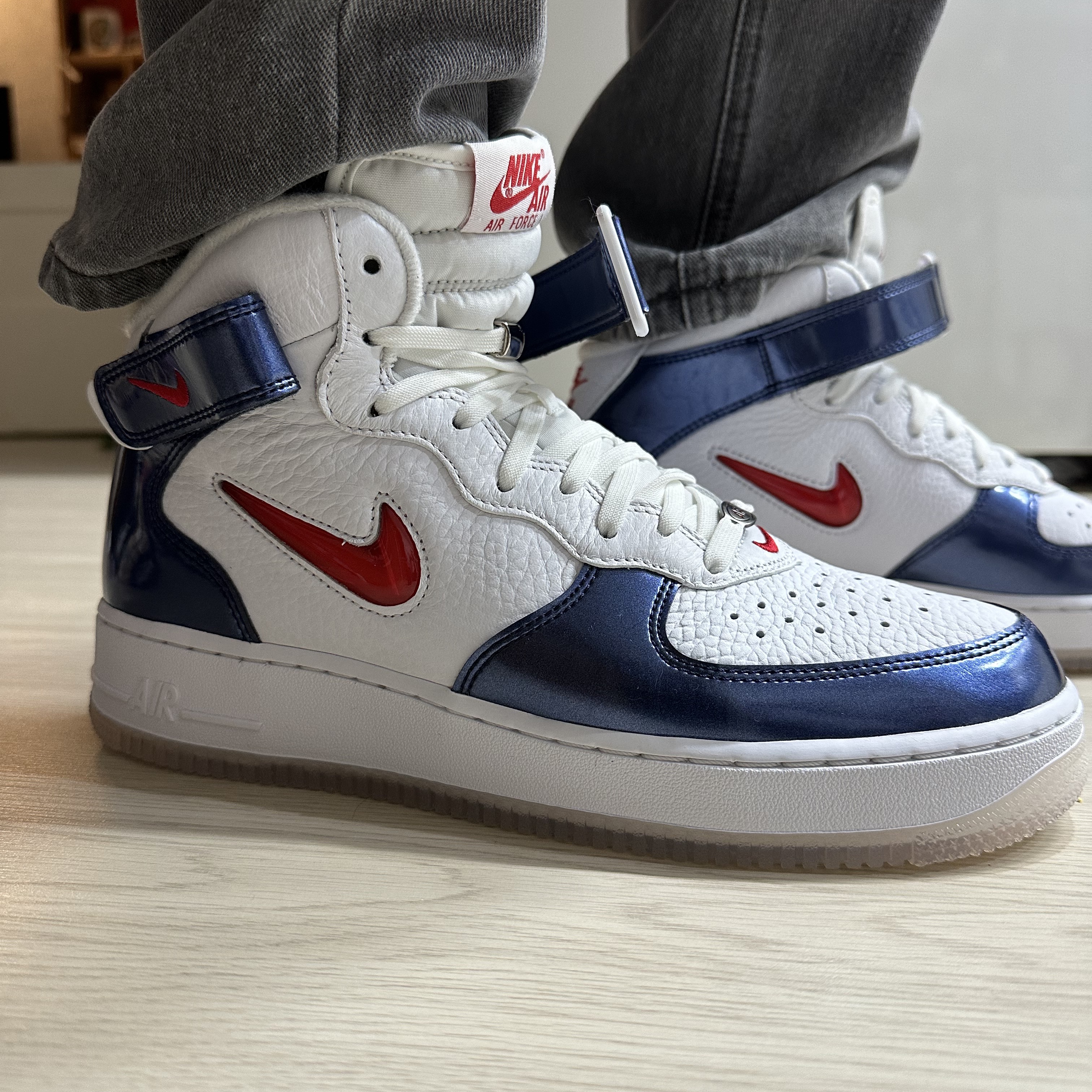 Nike Air Force 1 Mid QS University Red and Midnight Navy 착용 스타일 - 3