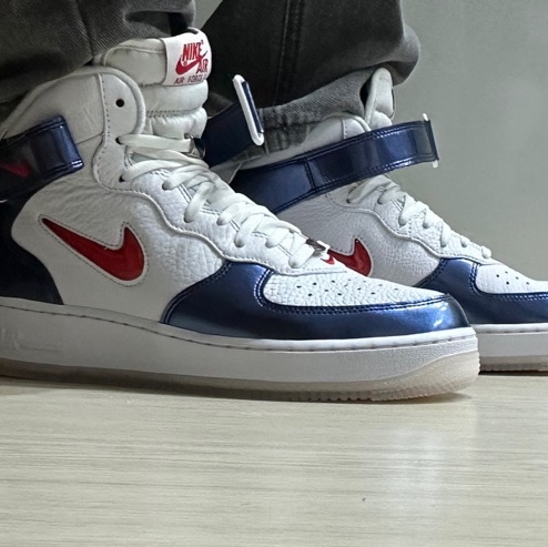 Nike Air Force 1 Mid QS University Red and Midnight Navy 착용 스타일 - 4