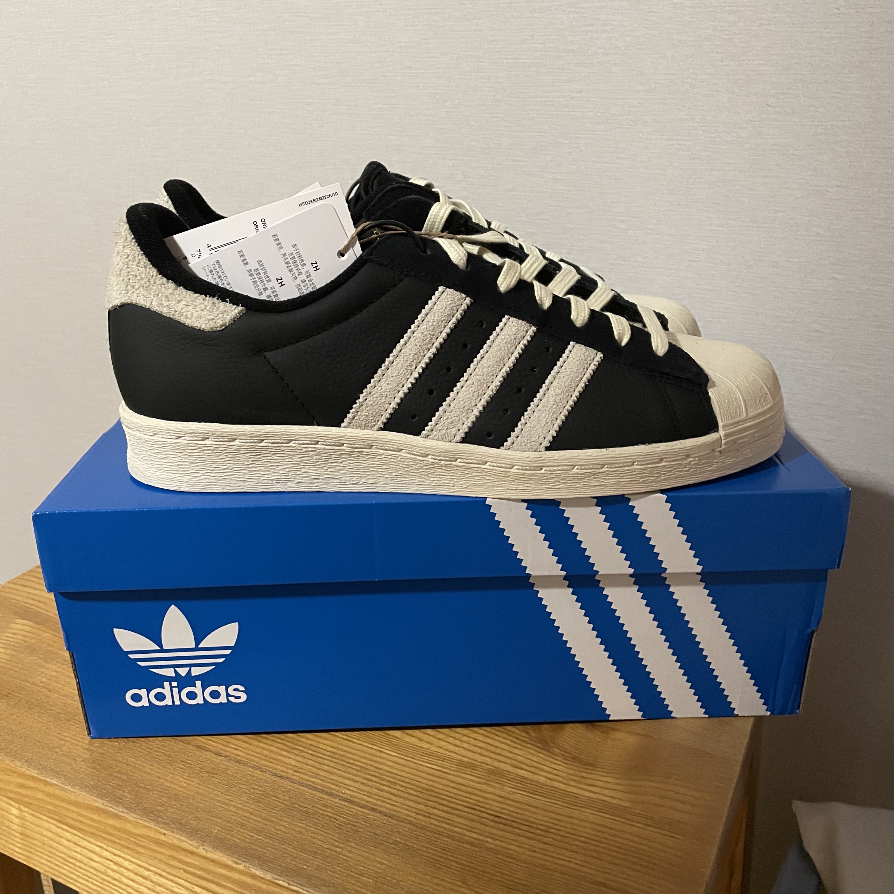 Adidas Superstar 82 Black White 착용 스타일 - 2