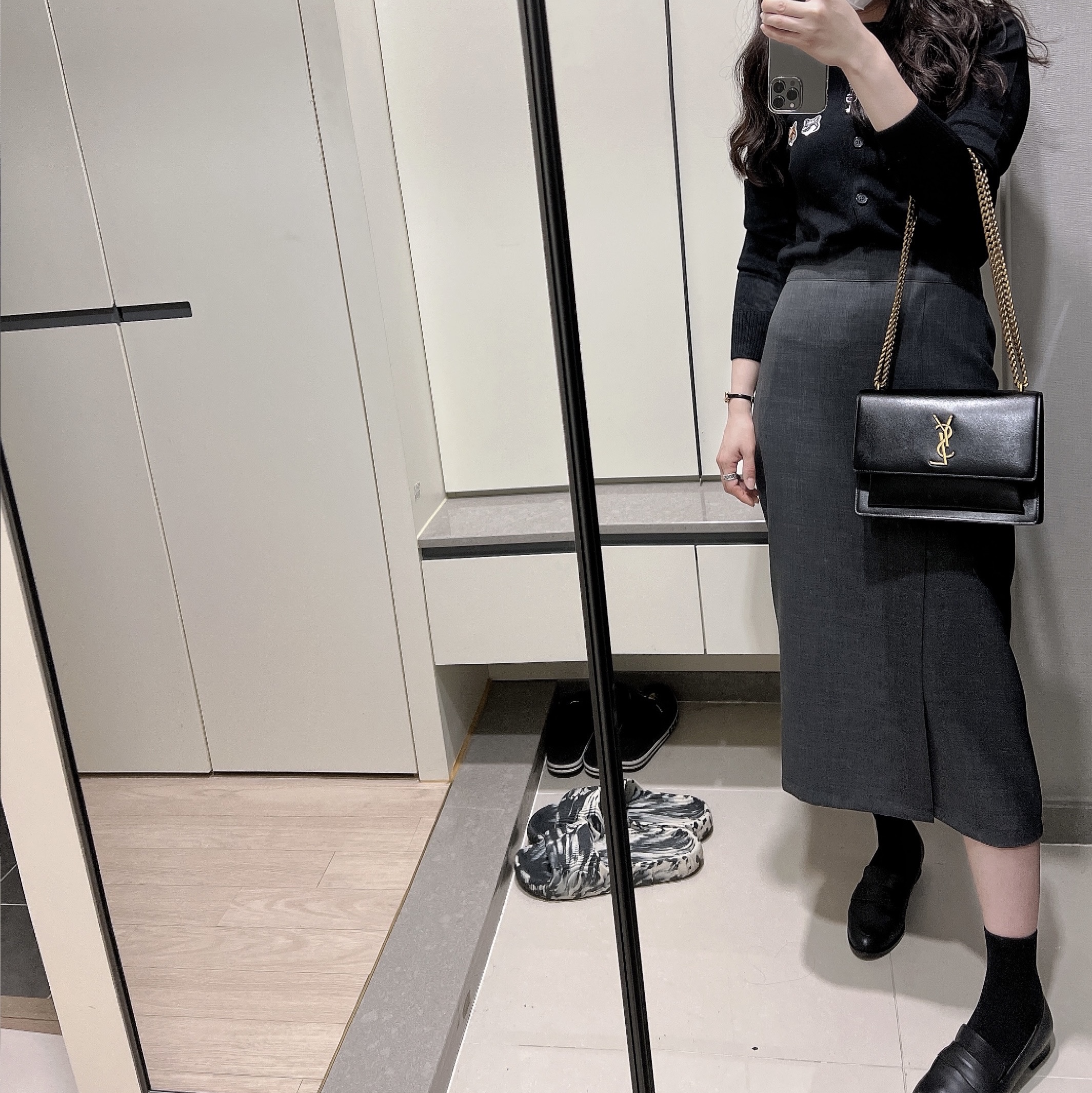 (W) Maison Kitsune Double Fox Head Patch R-Neck Cardigan Black, Saint Laurent Smooth Leather Sunset Medium Chain Bag Black 착용 스타일