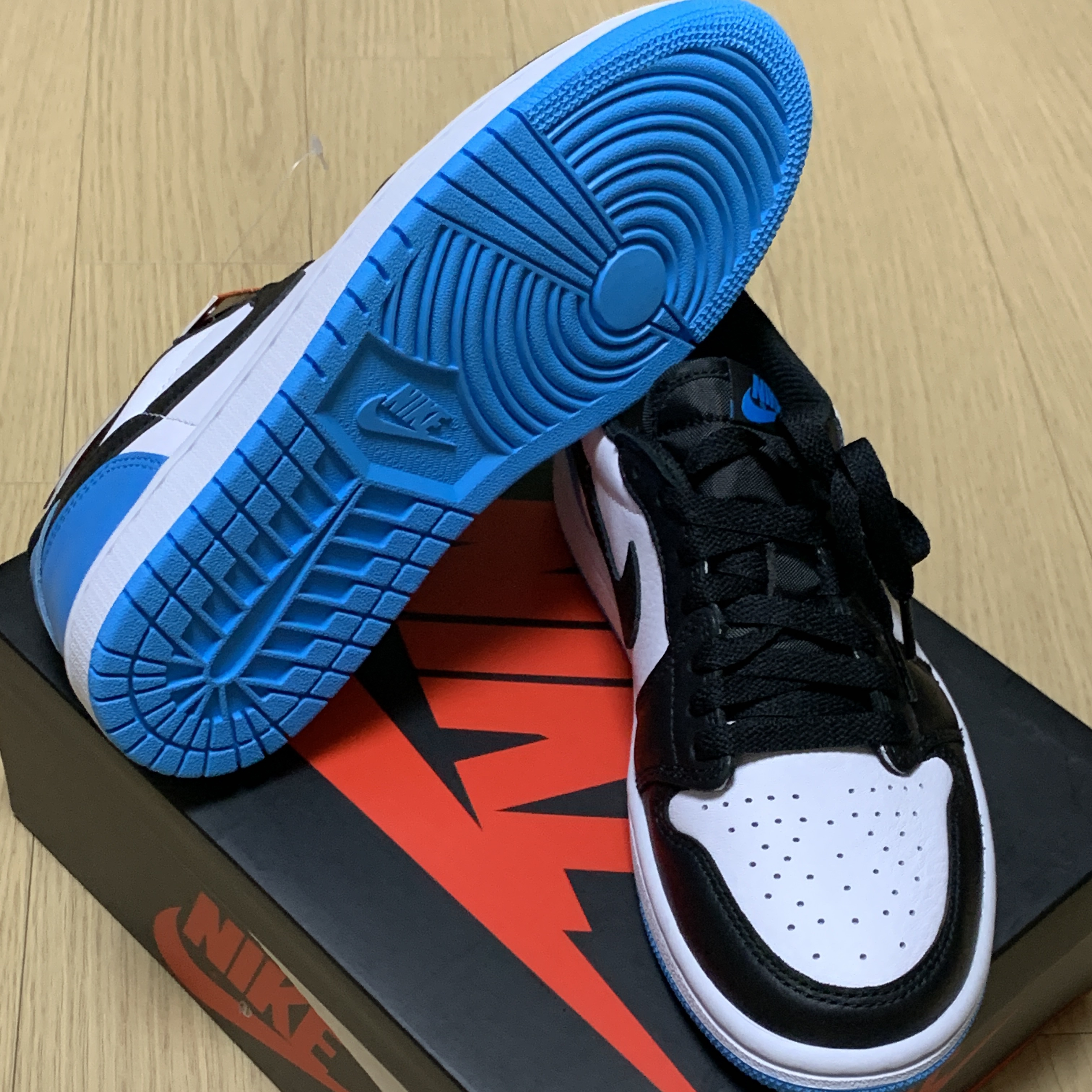 Jordan 1 Retro Low OG Black and Dark Powder Blue 착용 스타일