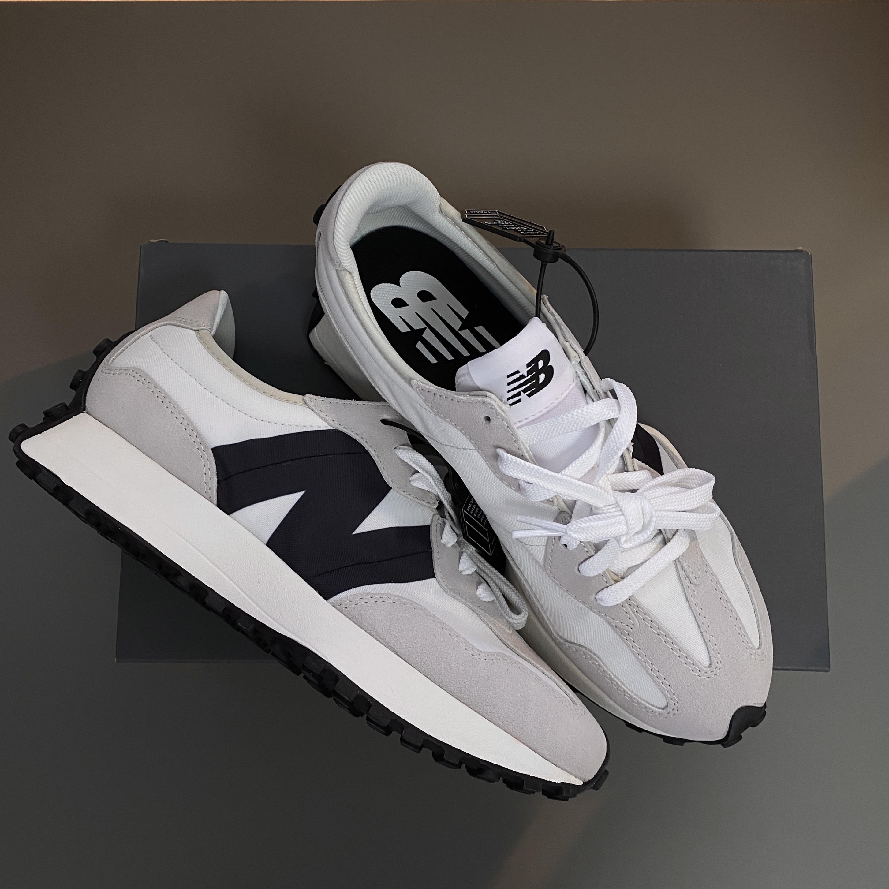 New Balance 327 White Black 착용 스타일 - 1