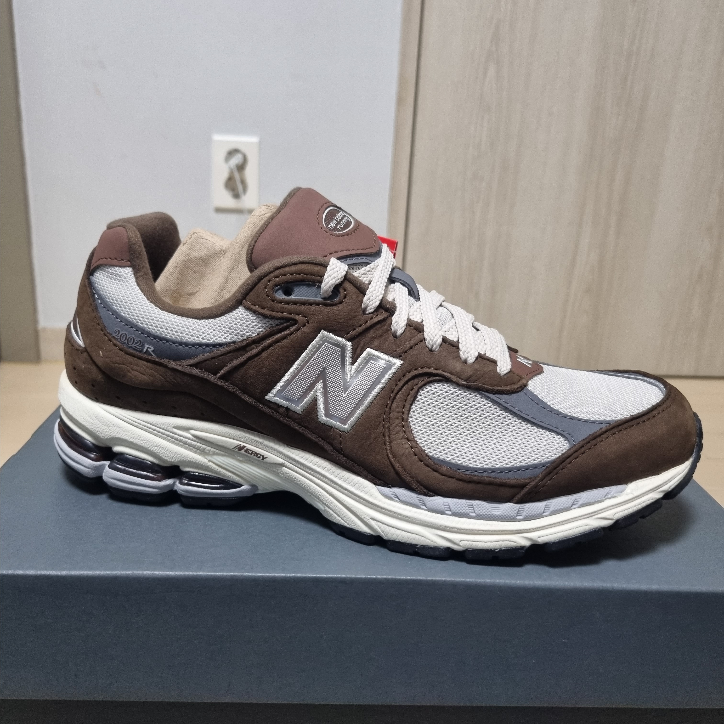 New Balance 2002R Brown Cream 착용 스타일 - 1