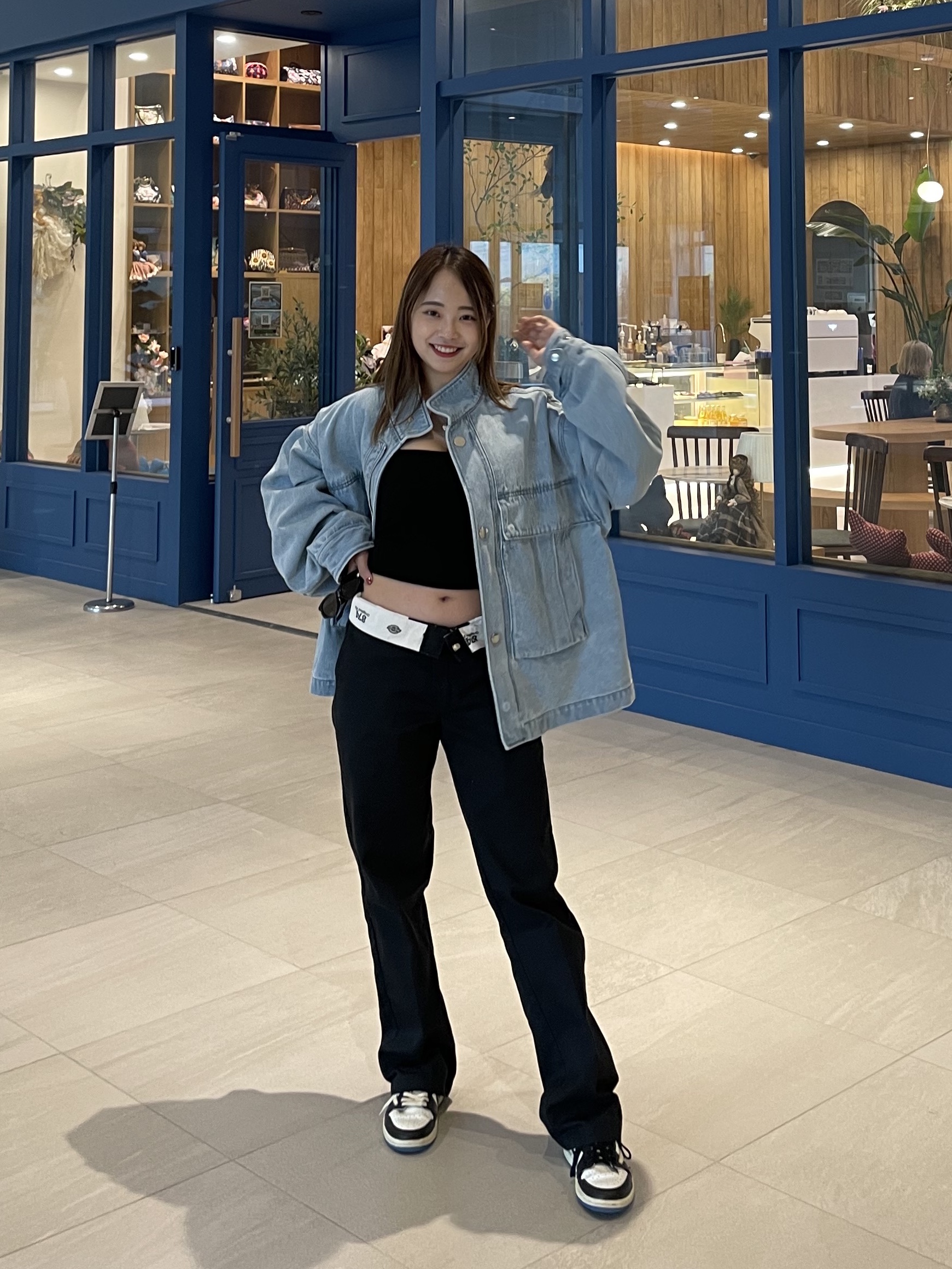 Jordan 1 x Travis Scott x Fragment Retro Low OG SP Military Blue, Prada Re-Nylon and Saffiano Leather Shoulder Bag Black 착용 스타일 - 3