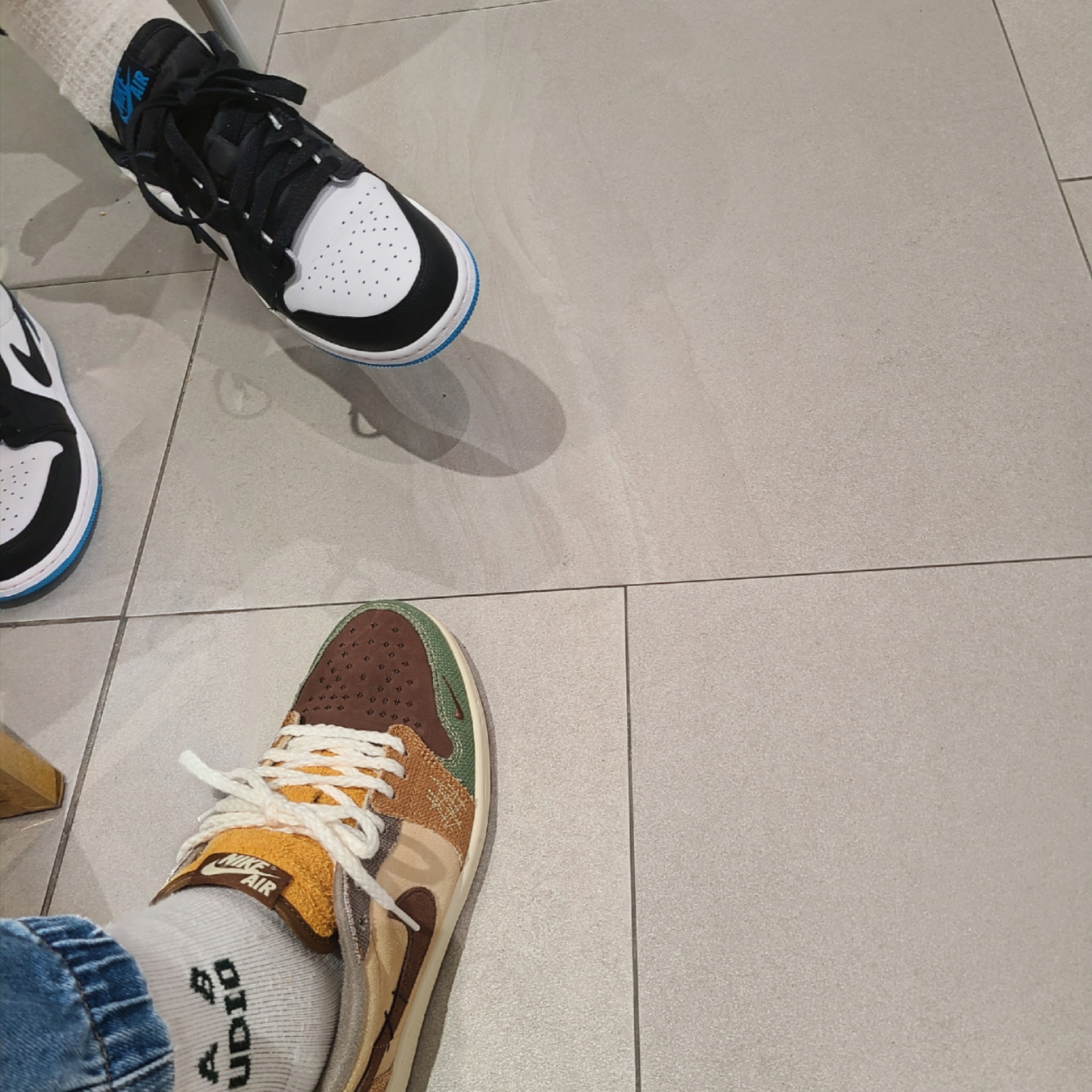 Jordan 1 x Zion Williamson Retro Low OG Flax and Oil Green, (GS) Jordan 1 Retro Low OG Black and Dark Powder Blue 착용 스타일 - 2