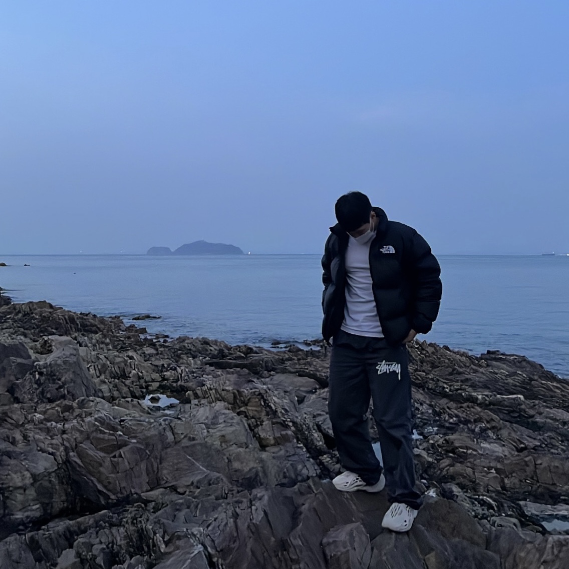 Adidas Yeezy Foam RNNR Sand, Nike x Stussy Beach Pants Off Noir 착용 스타일 - 1