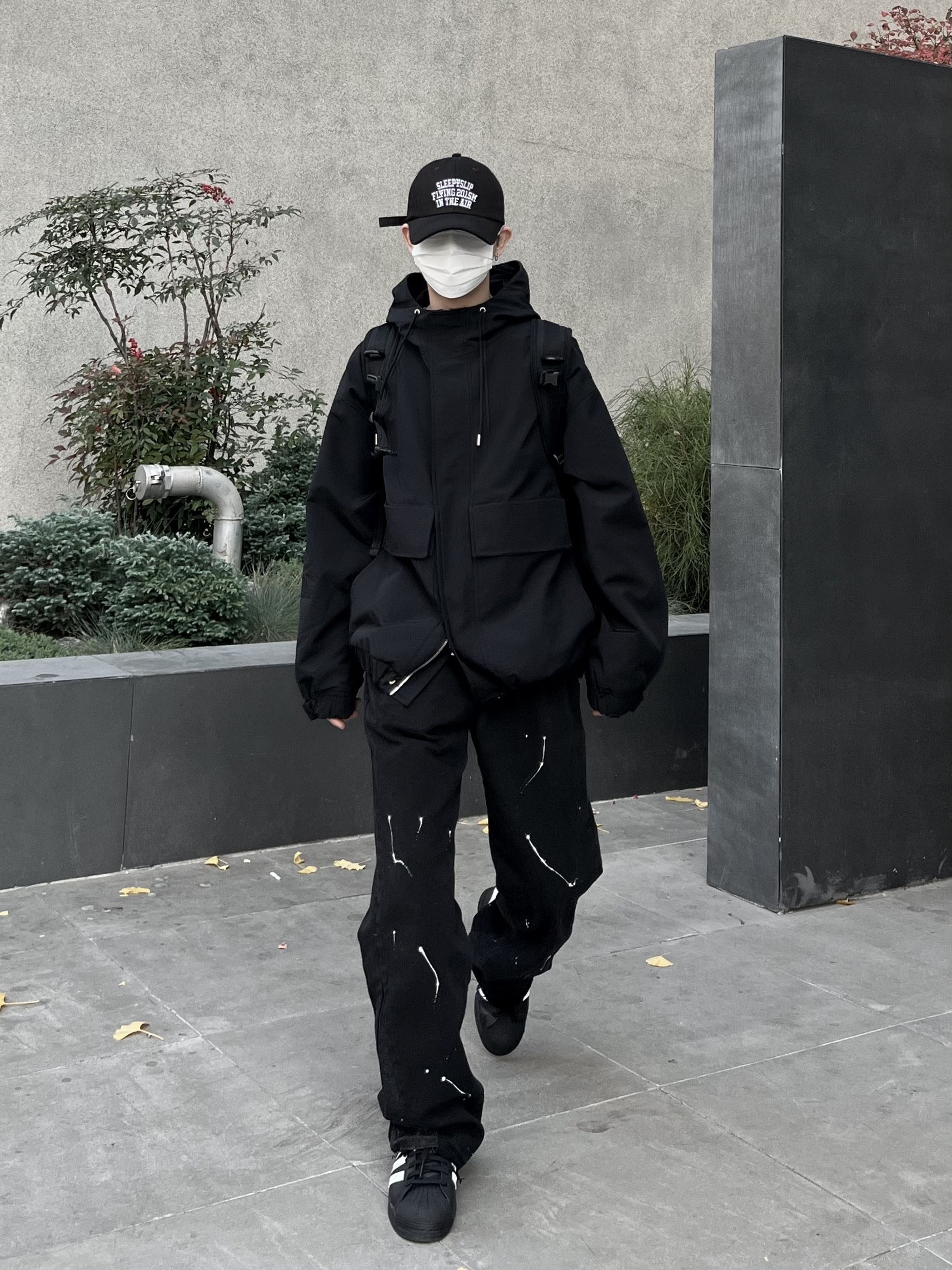 Adidas Superstar Core Black White 착용 스타일 - 1