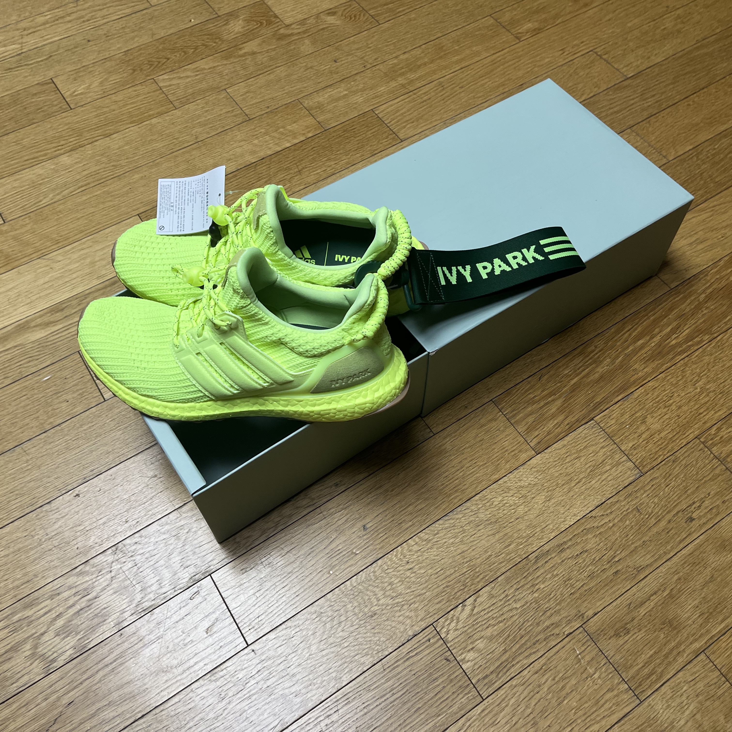 Adidas x Beyonce Ivy Park Ultraboost OG Hi-Res Yellow 착용 스타일