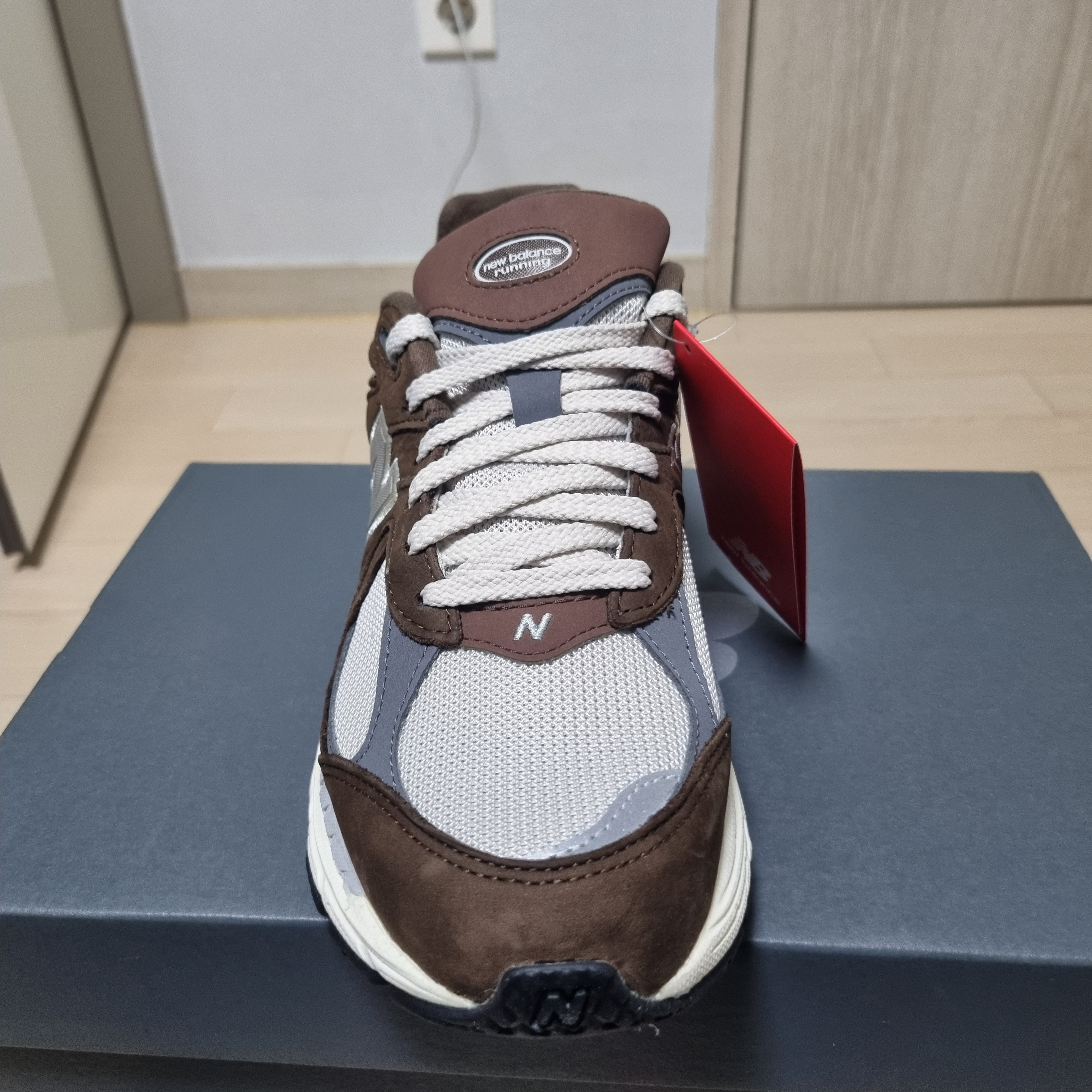 New Balance 2002R Brown Cream 착용 스타일 - 2