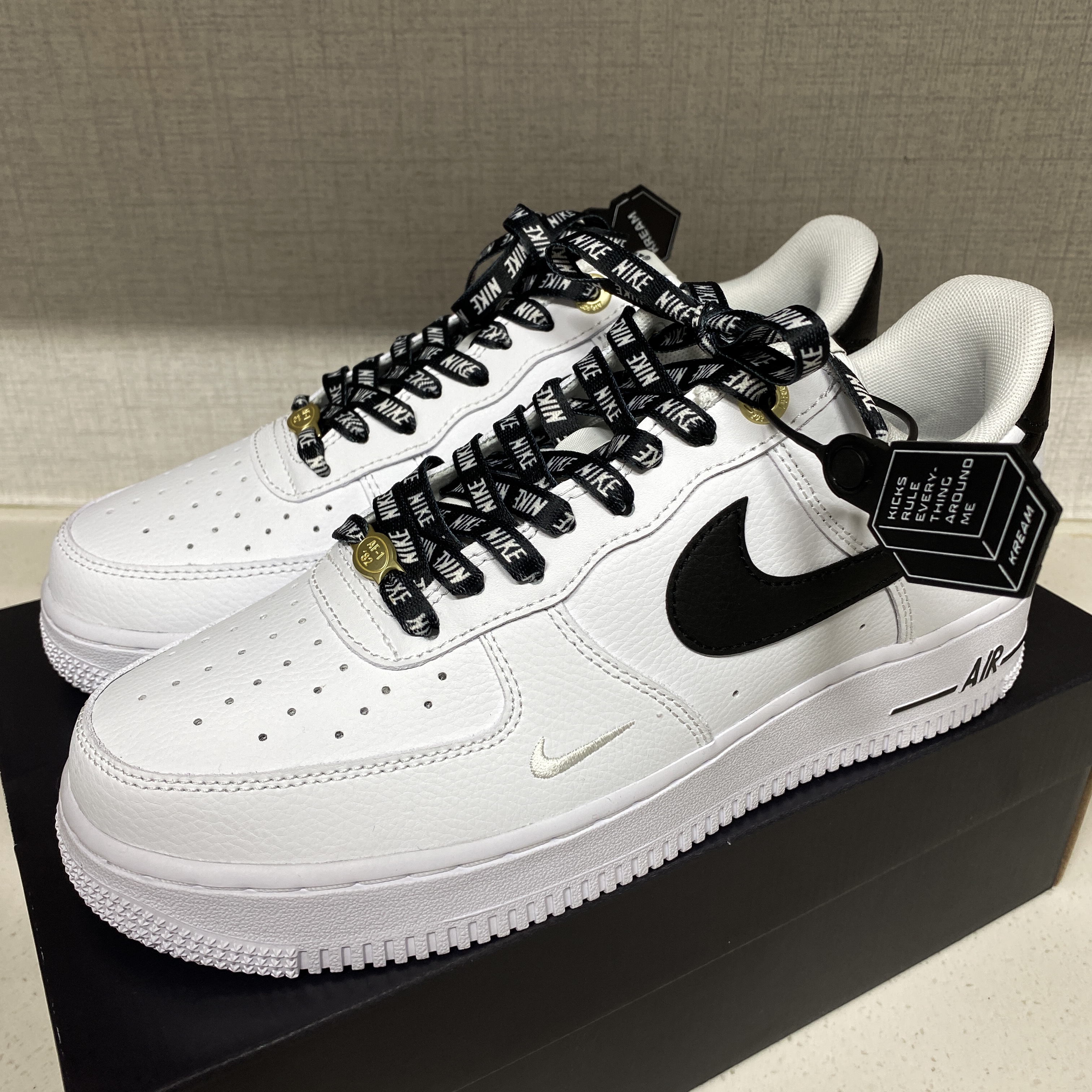 Nike Air Force 1 '07 LV8 40th Anniversary Join Forces White Black 착용 스타일 - 1