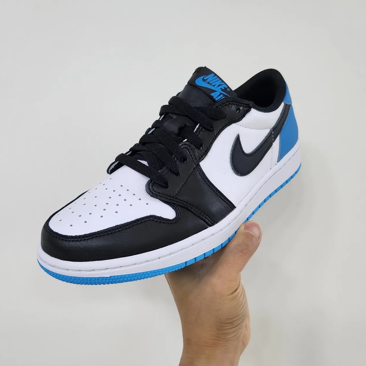 Jordan 1 Retro Low OG Black and Dark Powder Blue, (W) Jordan 1 Retro Low OG Black and Dark Powder Blue 착용 스타일 - 1