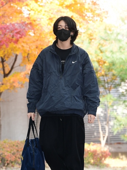 Nike x Stussy Windrunner Jacket Off Noir 착용 스타일 - 1