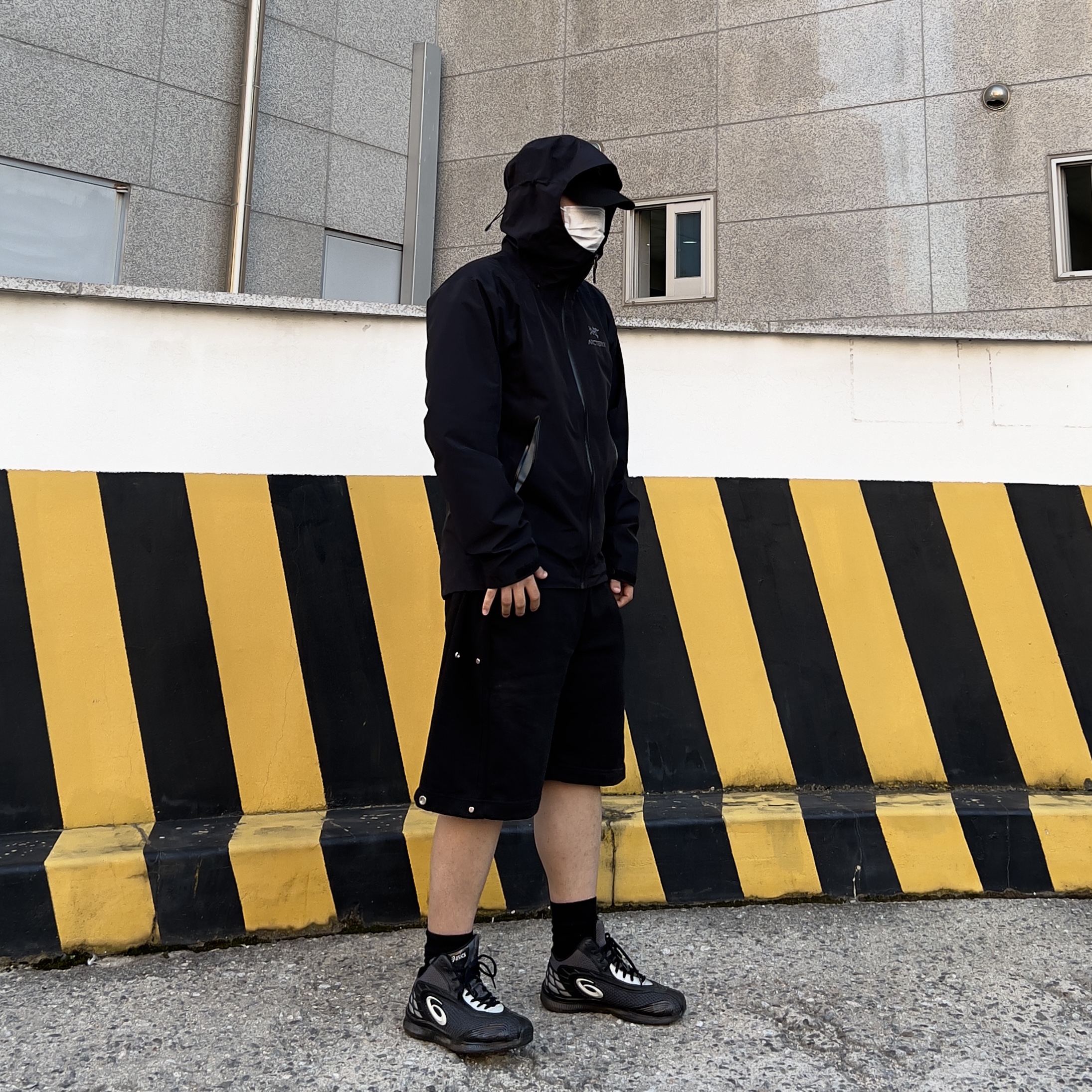 Arc'teryx Beta LT Jacket Black, Asics x Kiko Kostadinov Gel-Sokat 2 Carrier Grey 착용 스타일 - 1
