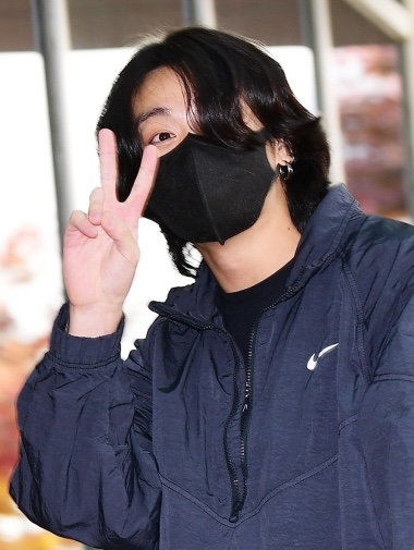 Nike x Stussy Windrunner Jacket Off Noir 착용 스타일 - 2