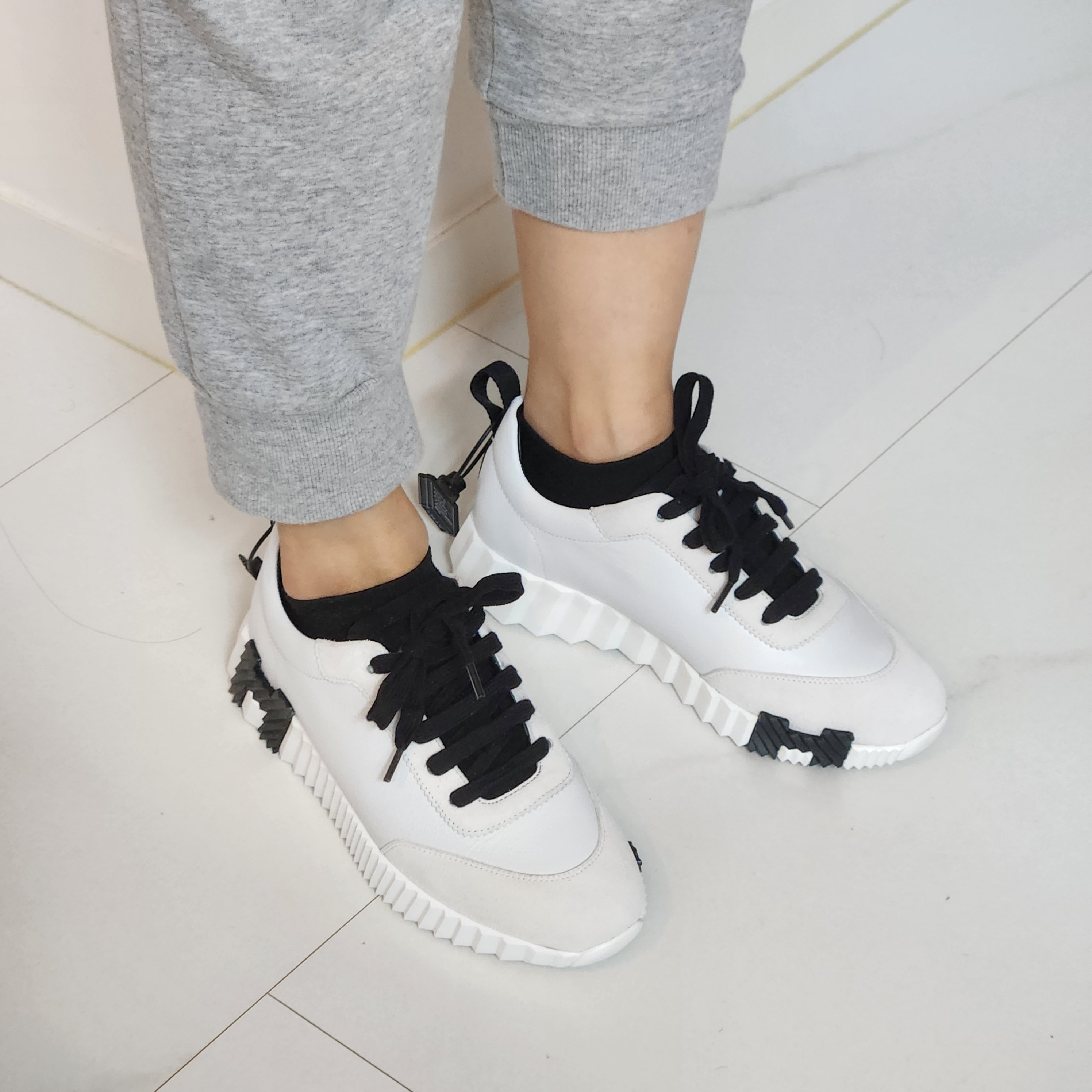 (W) Hermes Bouncing Sneakers Sport Suede Goatskin & Blanc Noir 착용 스타일