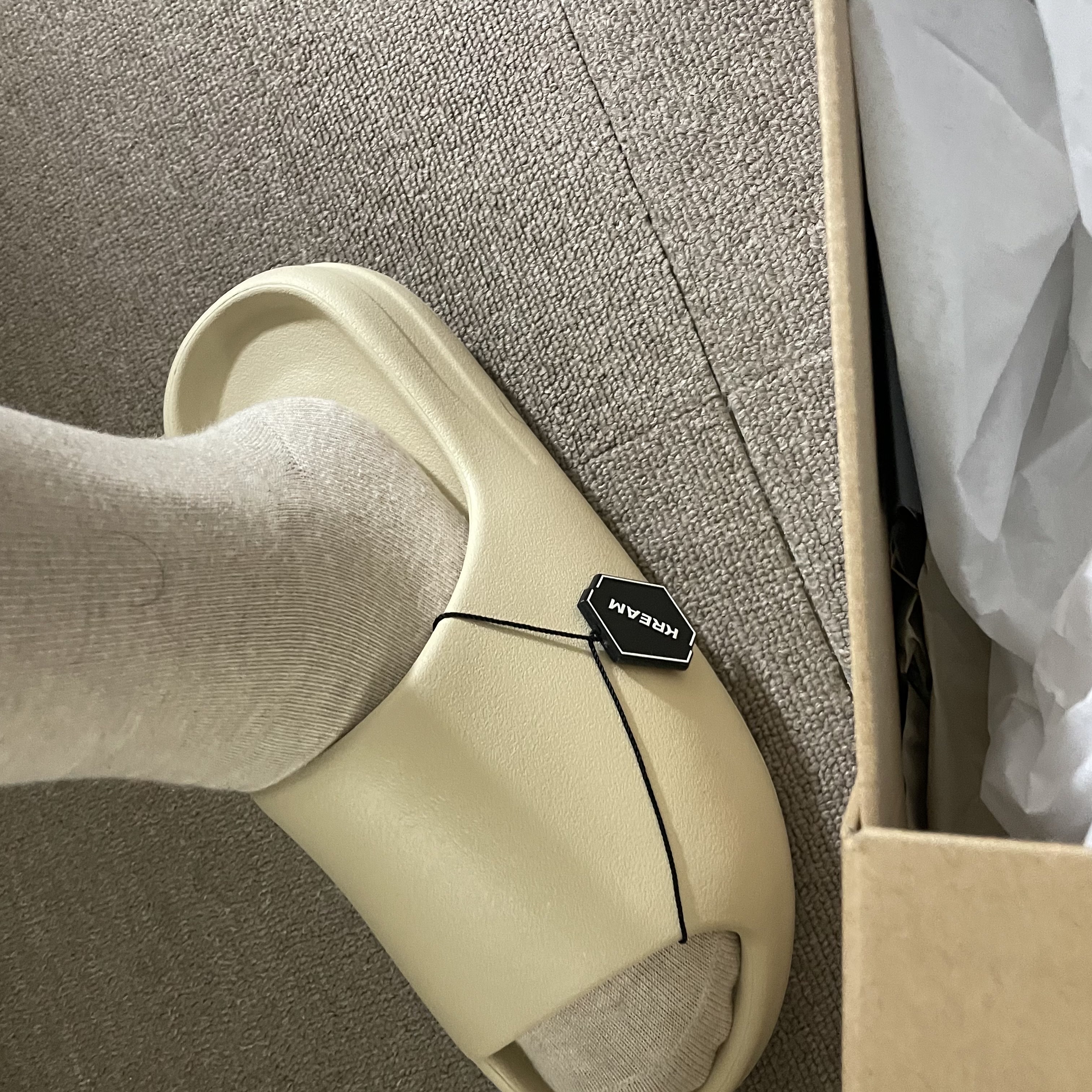 Adidas Yeezy Slide Bone 2022/2023 착용 스타일 - 1