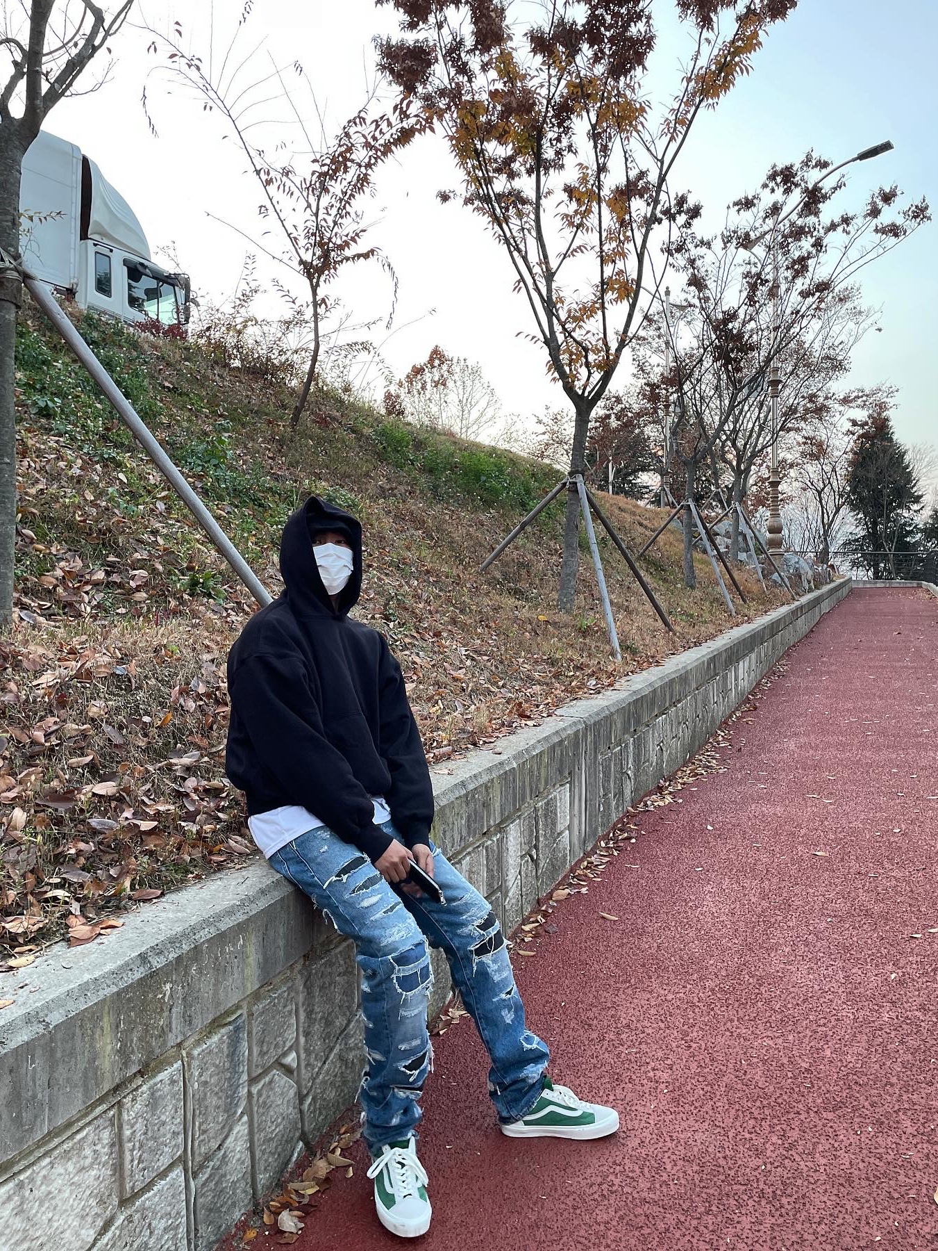 Yeezy Gap Hoodie Black, Vans Vault x Better Gift Shop Style 36 VLT LX Grey Green 착용 스타일 - 1