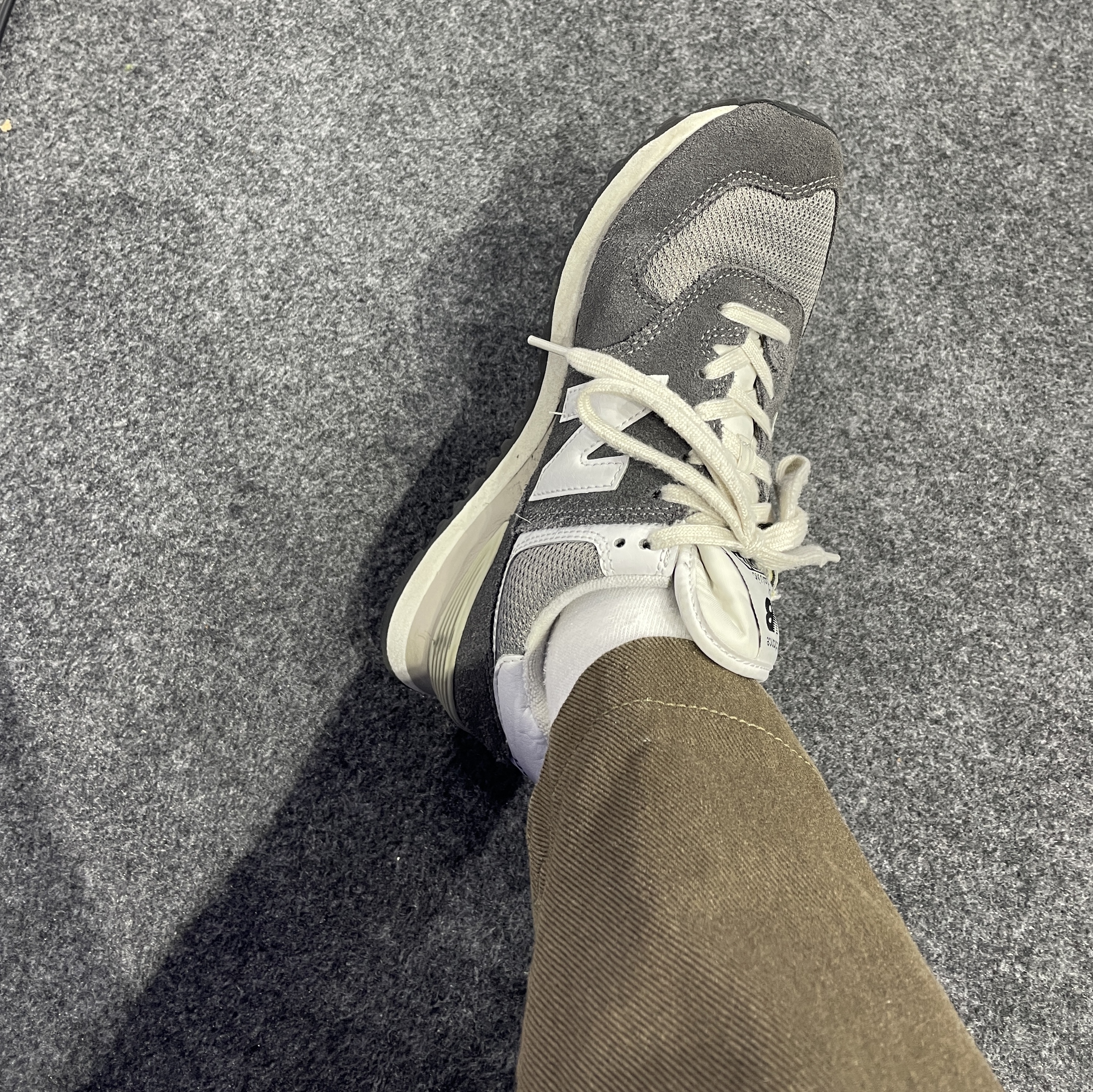 New Balance 574 Dark Grey 착용 스타일