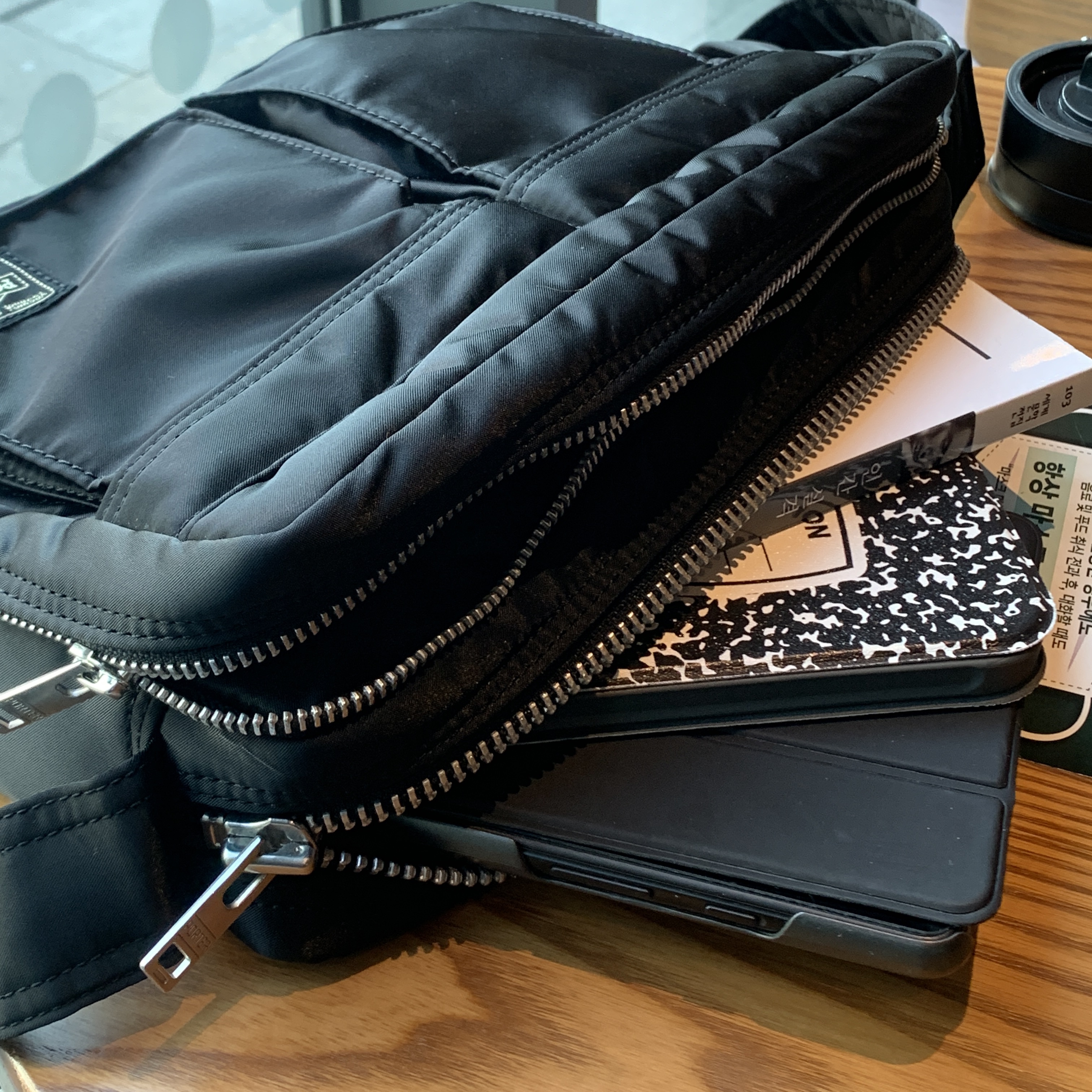 Porter Tanker Shoulder Bag S Black 착용 스타일 - 3