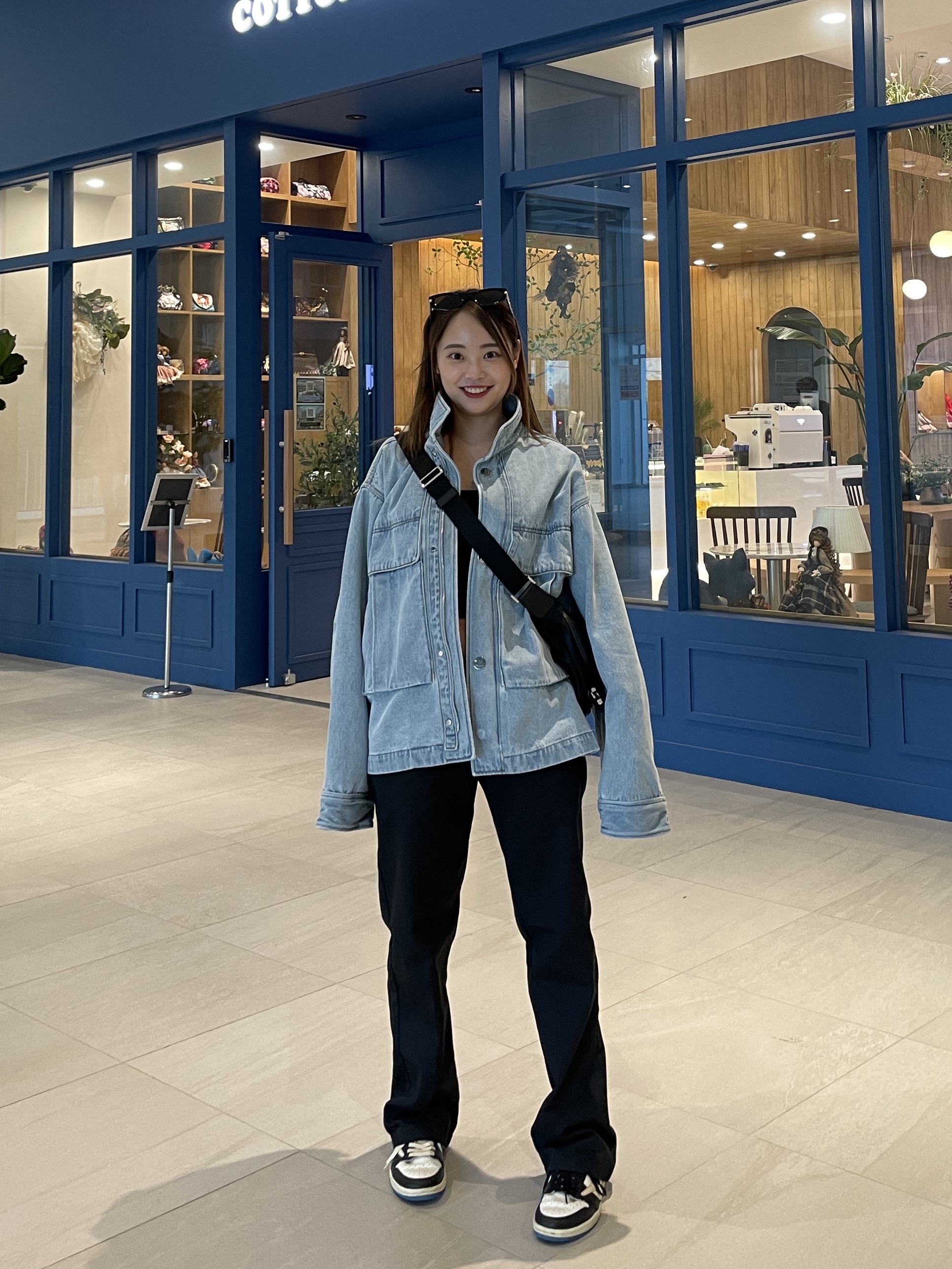Jordan 1 x Travis Scott x Fragment Retro Low OG SP Military Blue, Prada Re-Nylon and Saffiano Leather Shoulder Bag Black 착용 스타일 - 1