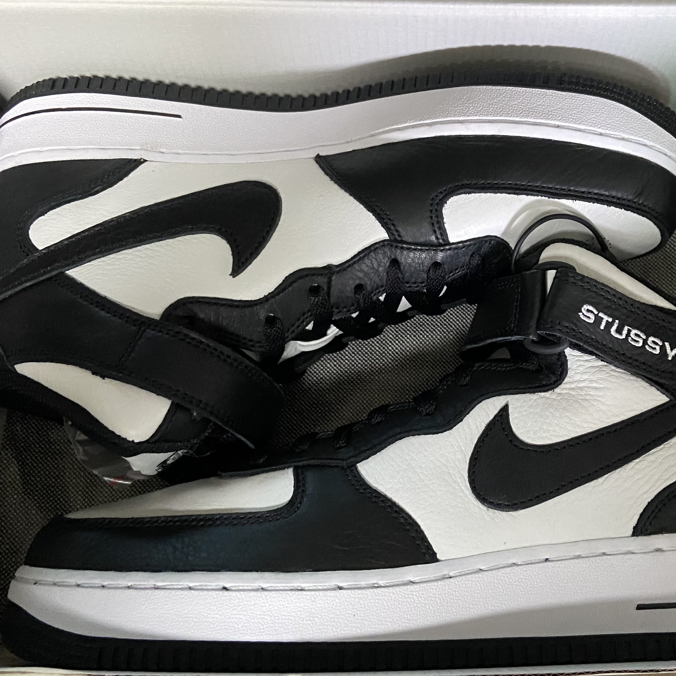 Nike x Stussy Air Force 1 '07 Mid SP Black and Light Bone 착용 스타일 - 1