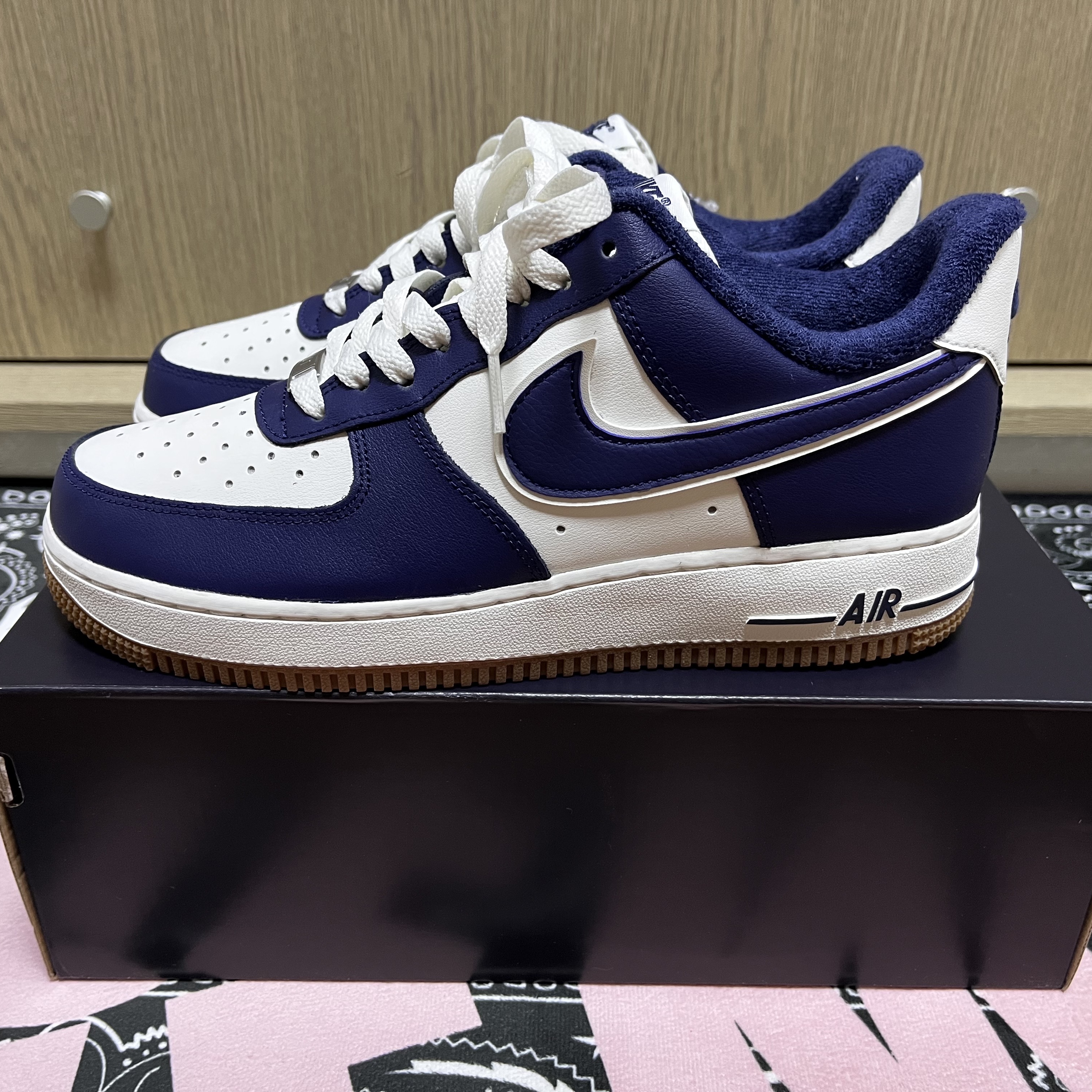 Nike Air Force 1 '07 LV8 Midnight Navy 착용 스타일 - 1