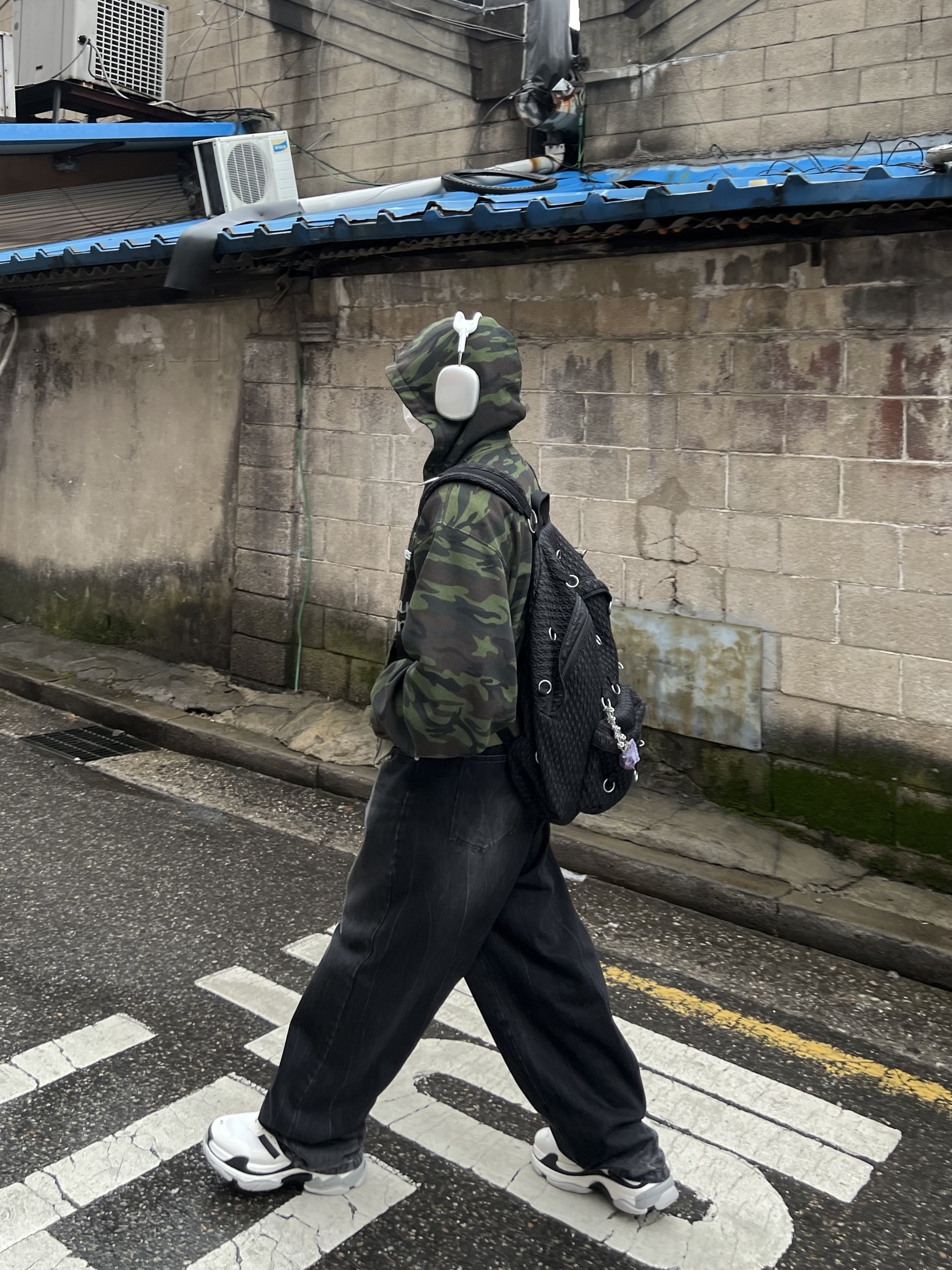 Apple AirPods Max Lightning Silver (Korean Ver.), Balenciaga x Adidas Triple S Sneakers White Black 착용 스타일 - 4