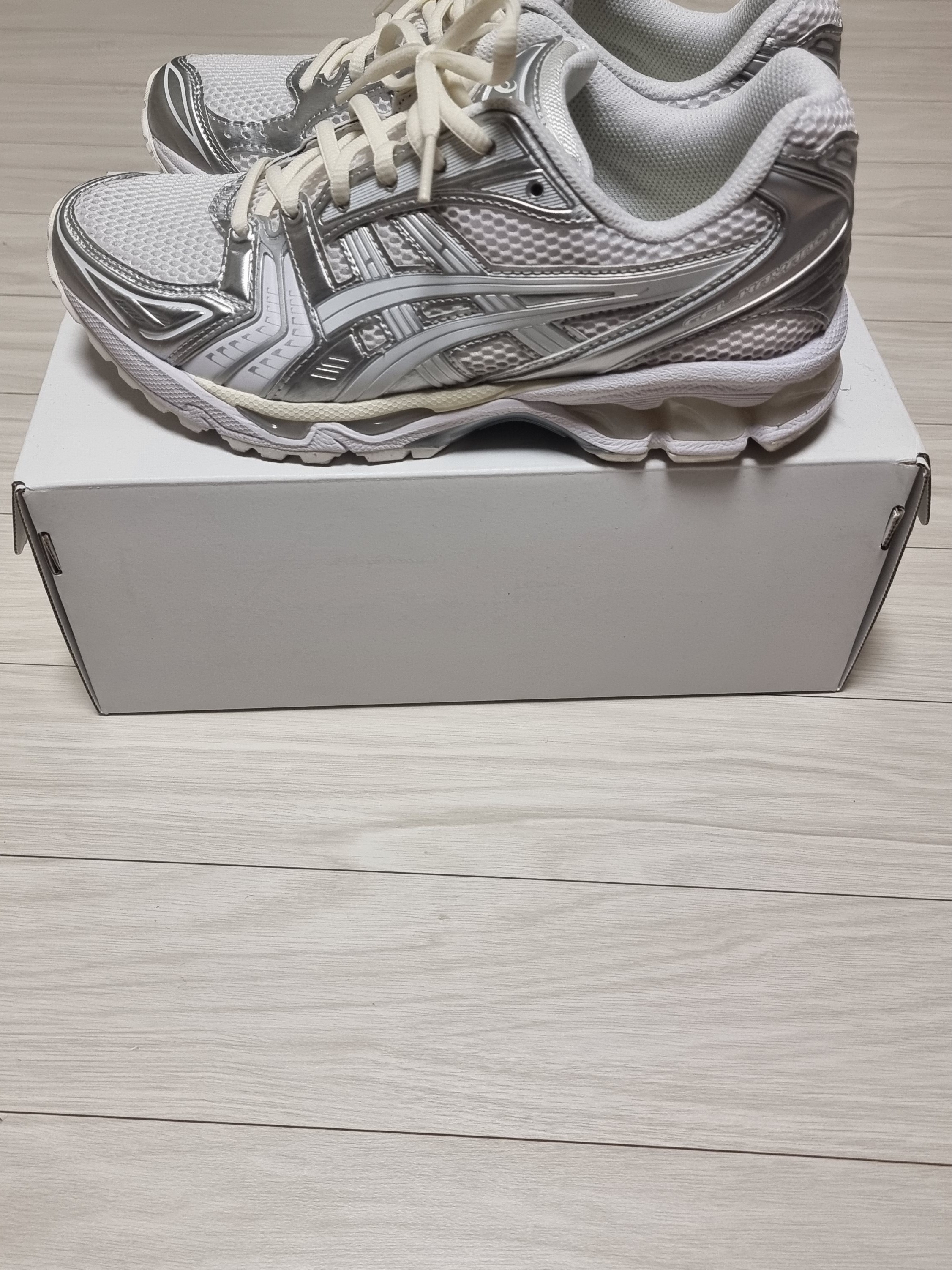Asics x JJJJound Gel-Kayano 14 Silver White 착용 스타일 - 1