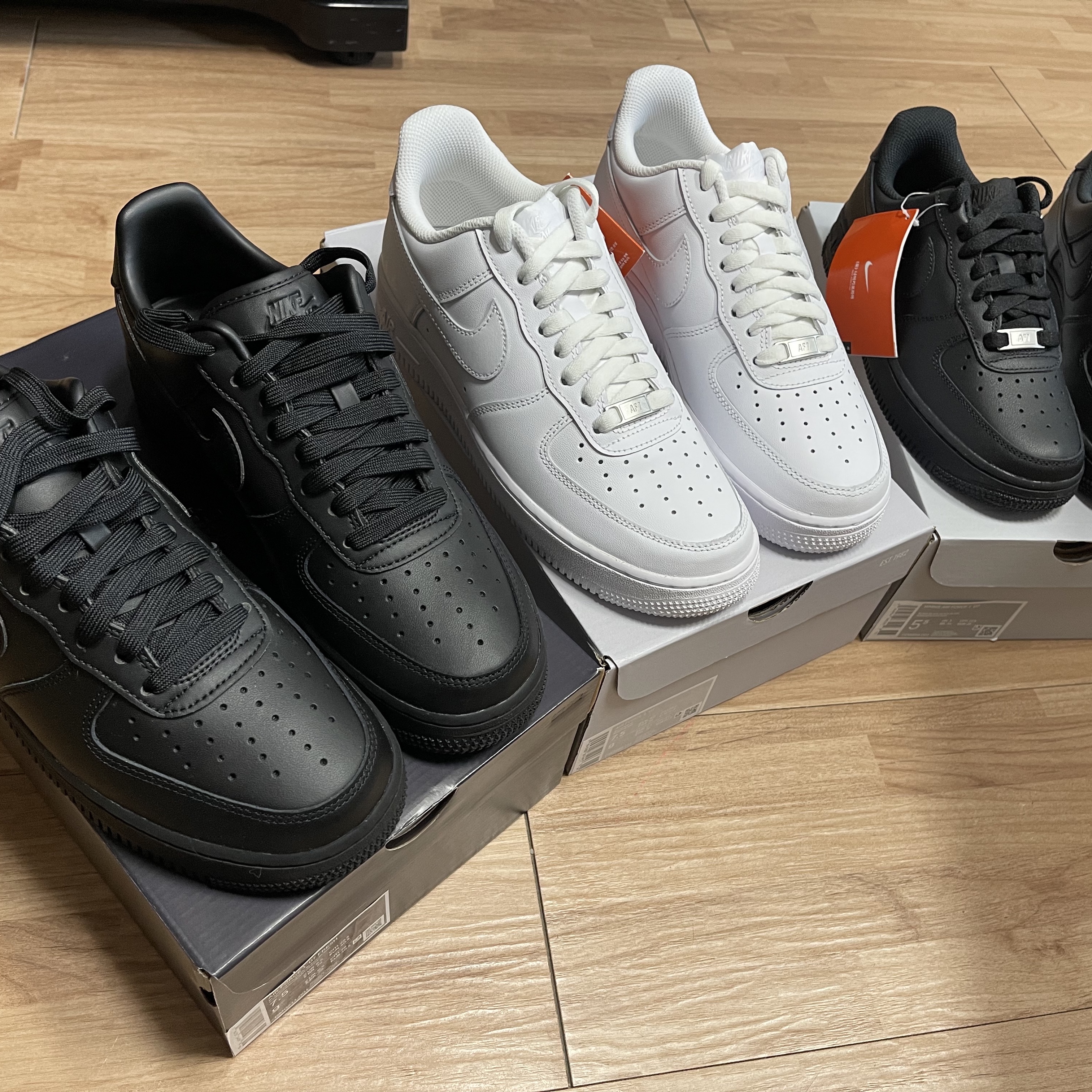 Nike Air Force 1 '07 Low White, (W) Nike Air Force 1 '07 Low Triple Black 착용 스타일