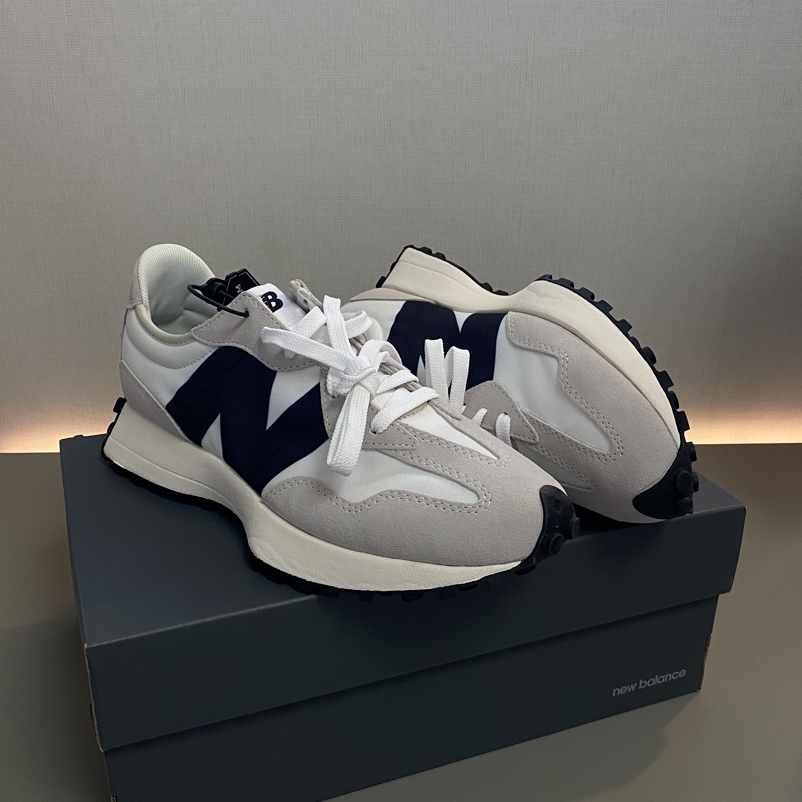 New Balance 327 White Black 착용 스타일 - 2