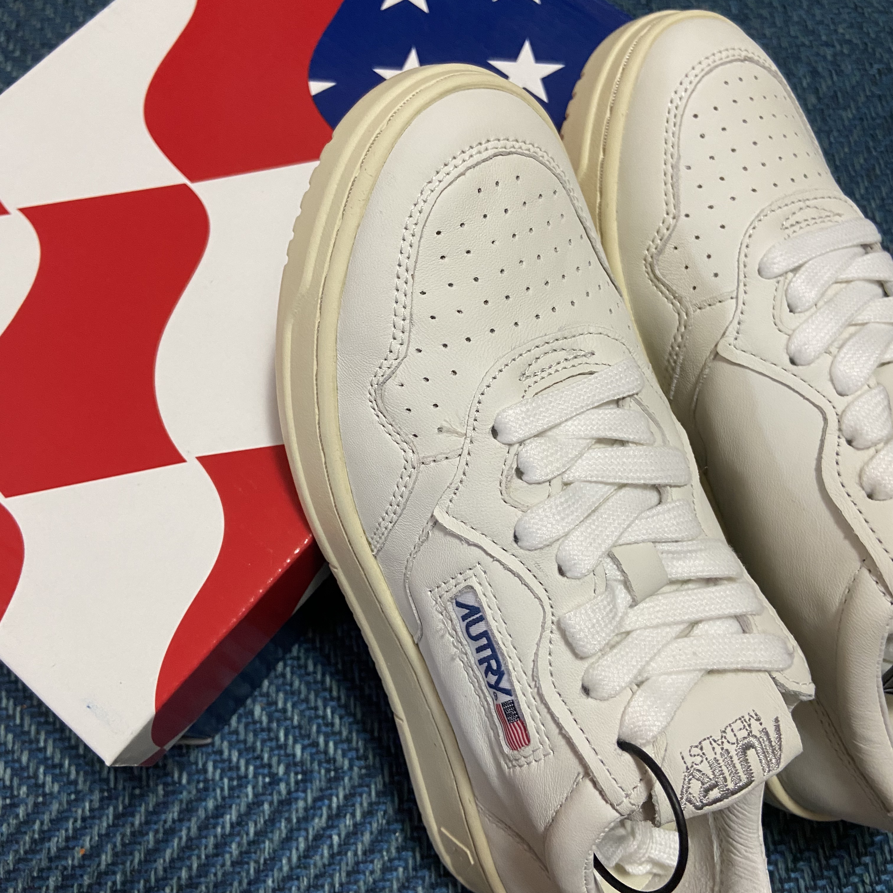 (W) Autry Medalist Low Goatskin Sneakers White 착용 스타일