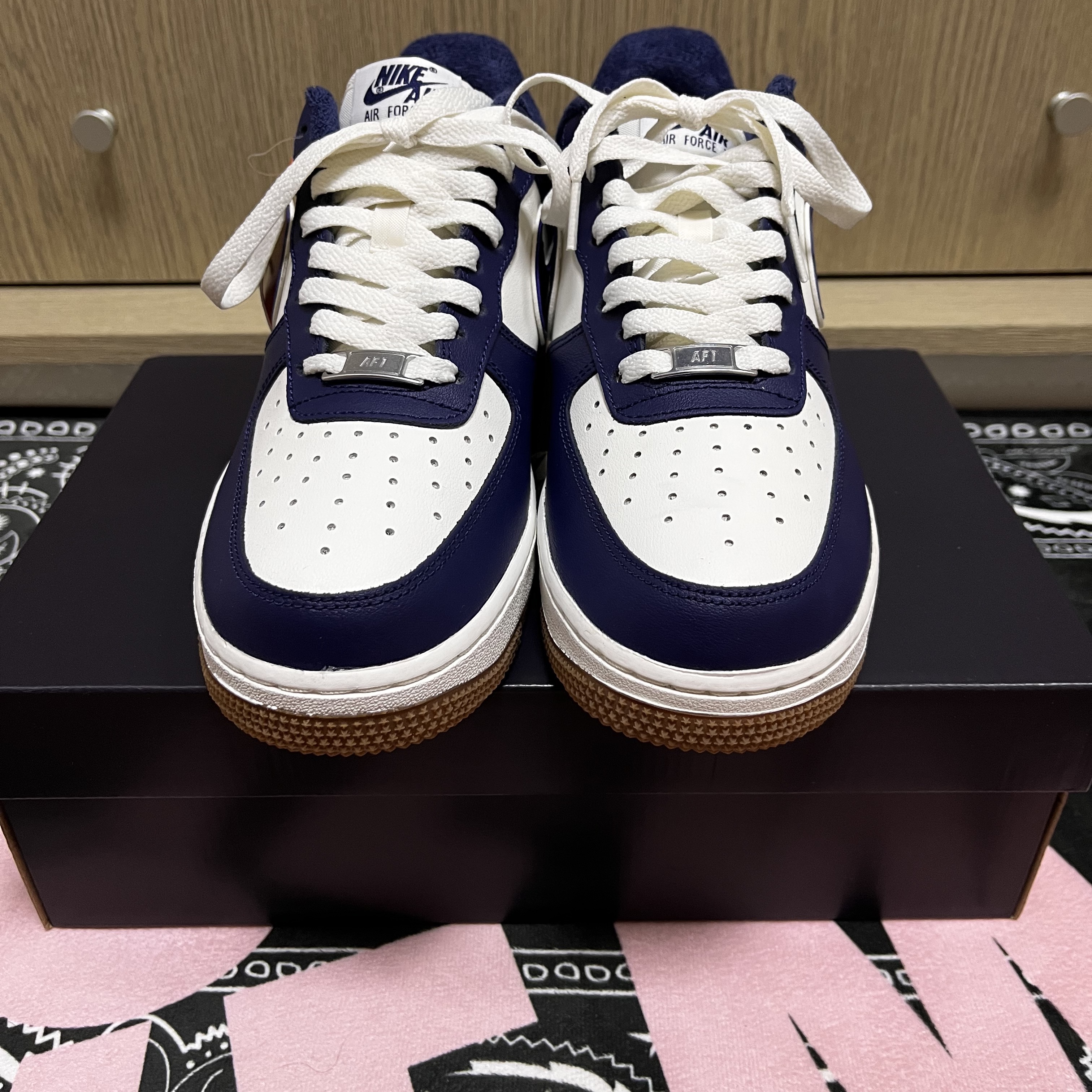 Nike Air Force 1 '07 LV8 Midnight Navy 착용 스타일 - 2