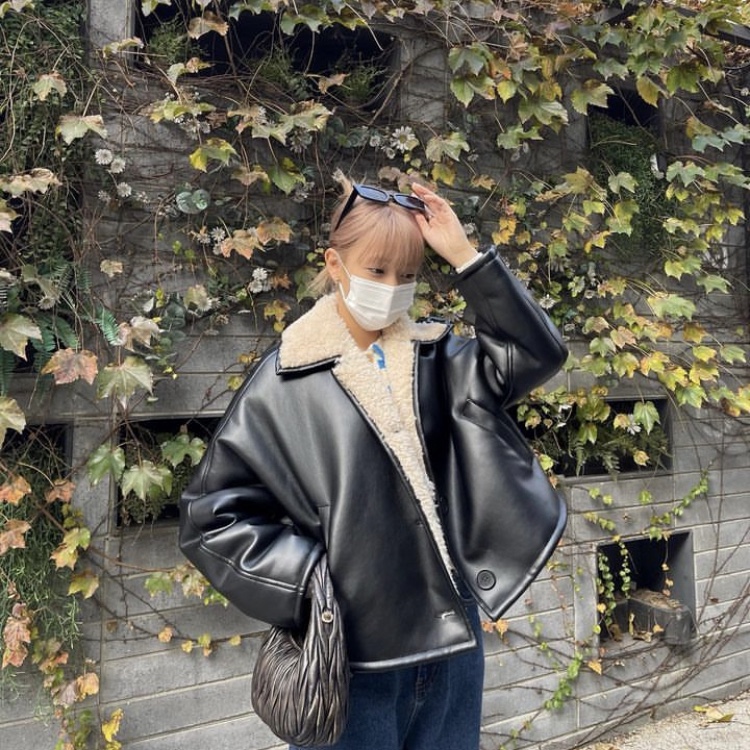 Miu Miu Wander Matelasse Nappa Leather Small Hobo Bag Black 착용 스타일 - 1