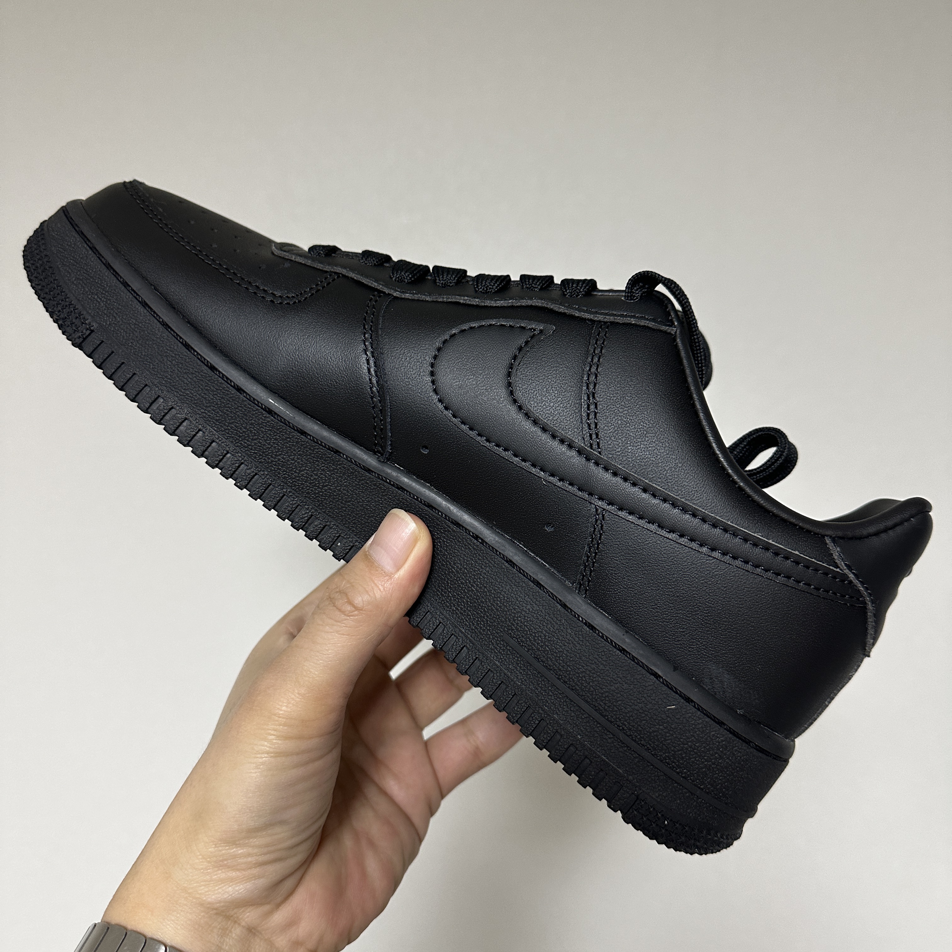 Nike Air Force 1 '07 Fresh Black 착용 스타일 - 1